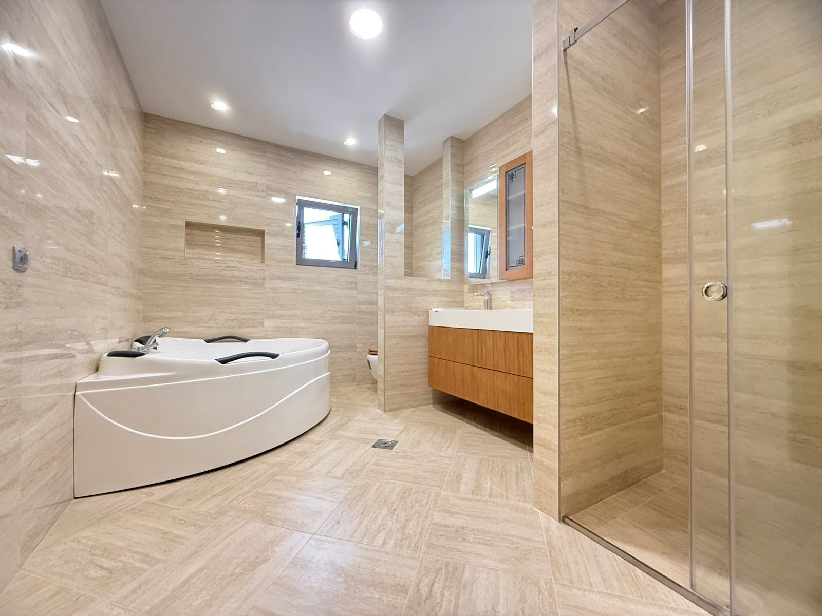 amforaproperty.com/Ekskluzivna kuća 320 m² sa garažom i dvorištem 750 m², Zlatica – Podgorica