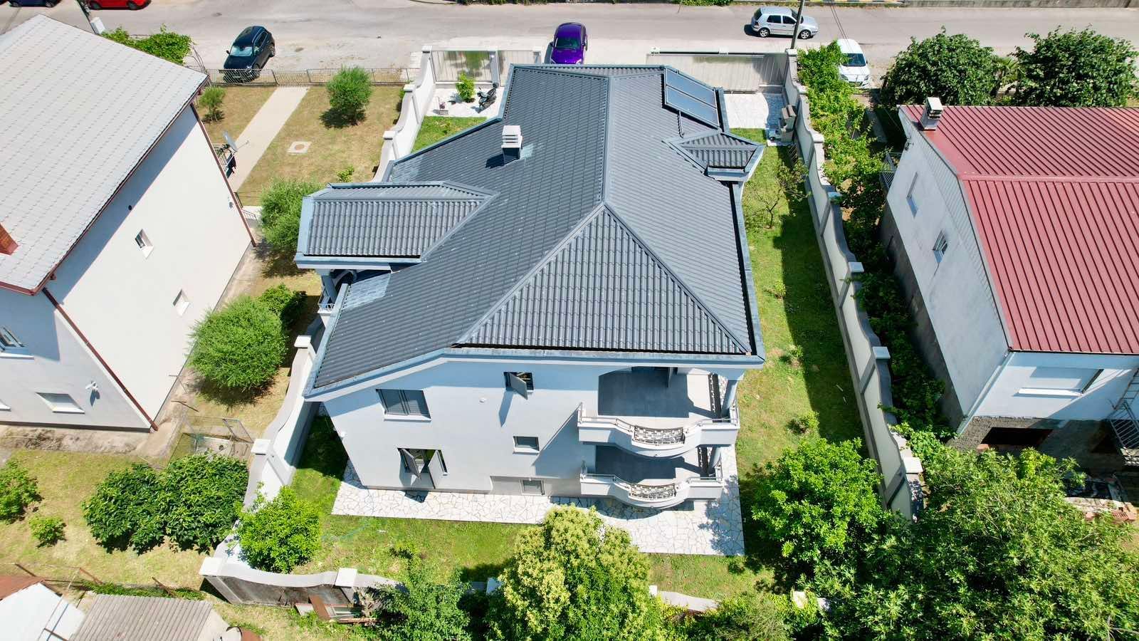 amforaproperty.com/Ekskluzivna kuća 320 m² sa garažom i dvorištem 750 m², Zlatica – Podgorica