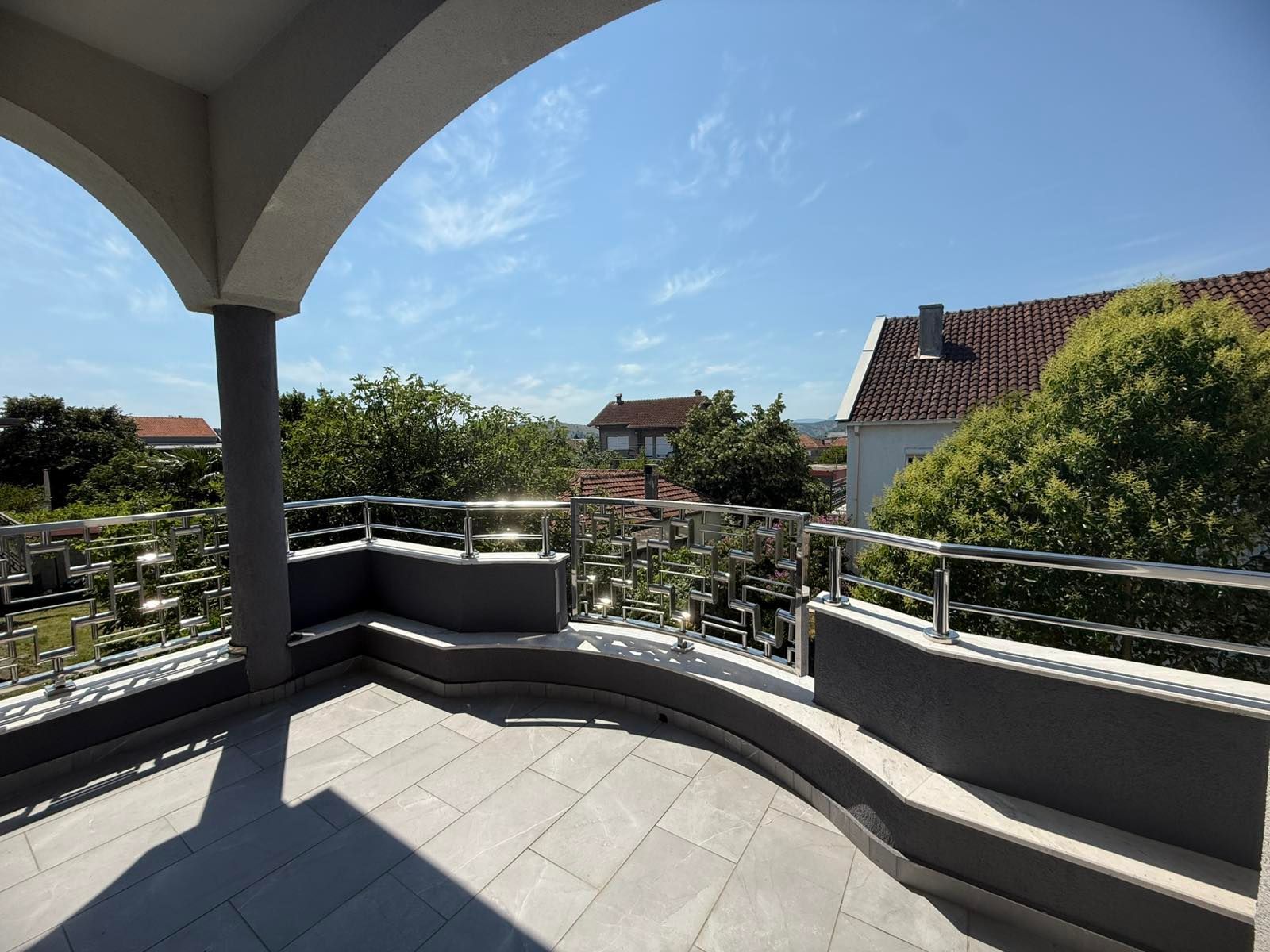 amforaproperty.com/Ekskluzivna kuća 320 m² sa garažom i dvorištem 750 m², Zlatica – Podgorica