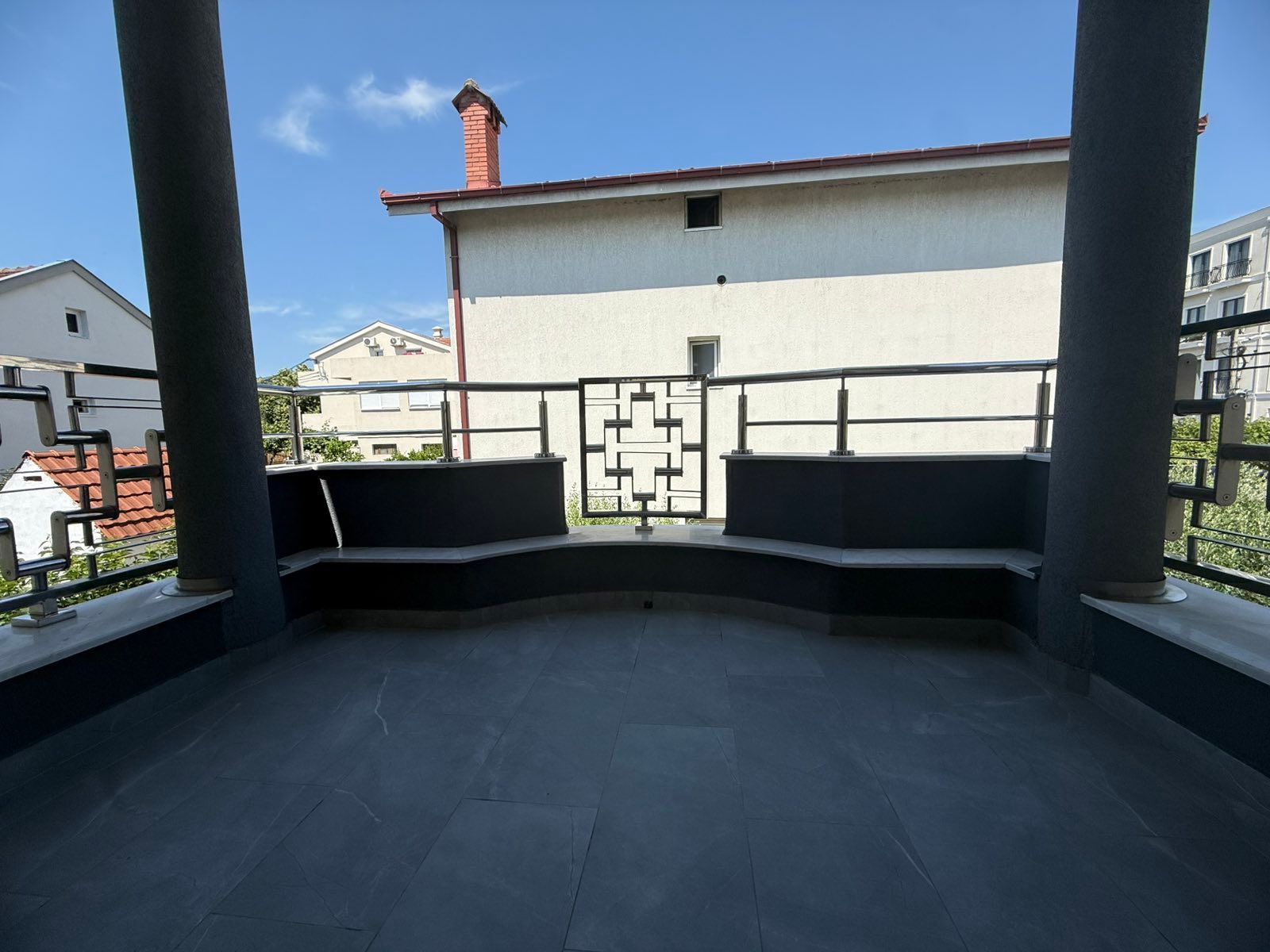 amforaproperty.com/Ekskluzivna kuća 320 m² sa garažom i dvorištem 750 m², Zlatica – Podgorica