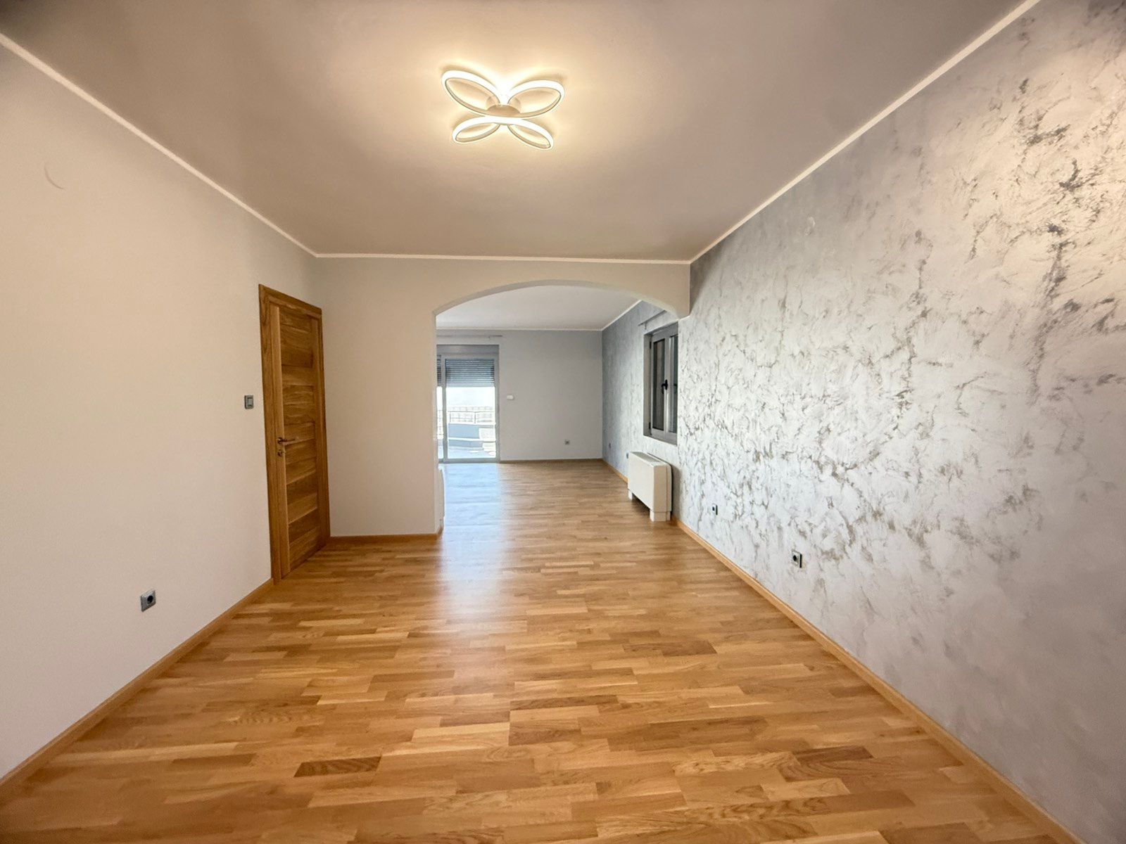 amforaproperty.com/Ekskluzivna kuća 320 m² sa garažom i dvorištem 750 m², Zlatica – Podgorica