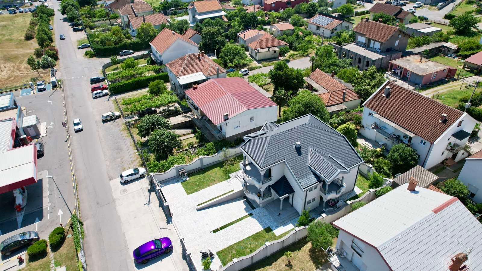 amforaproperty.com/Ekskluzivna kuća 320 m² sa garažom i dvorištem 750 m², Zlatica – Podgorica