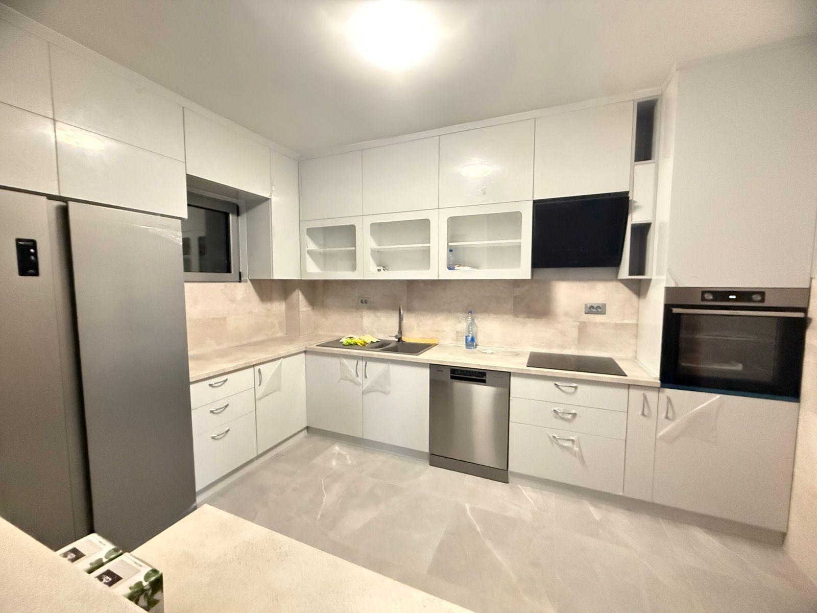 amforaproperty.com/Ekskluzivna kuća 320 m² sa garažom i dvorištem 750 m², Zlatica – Podgorica