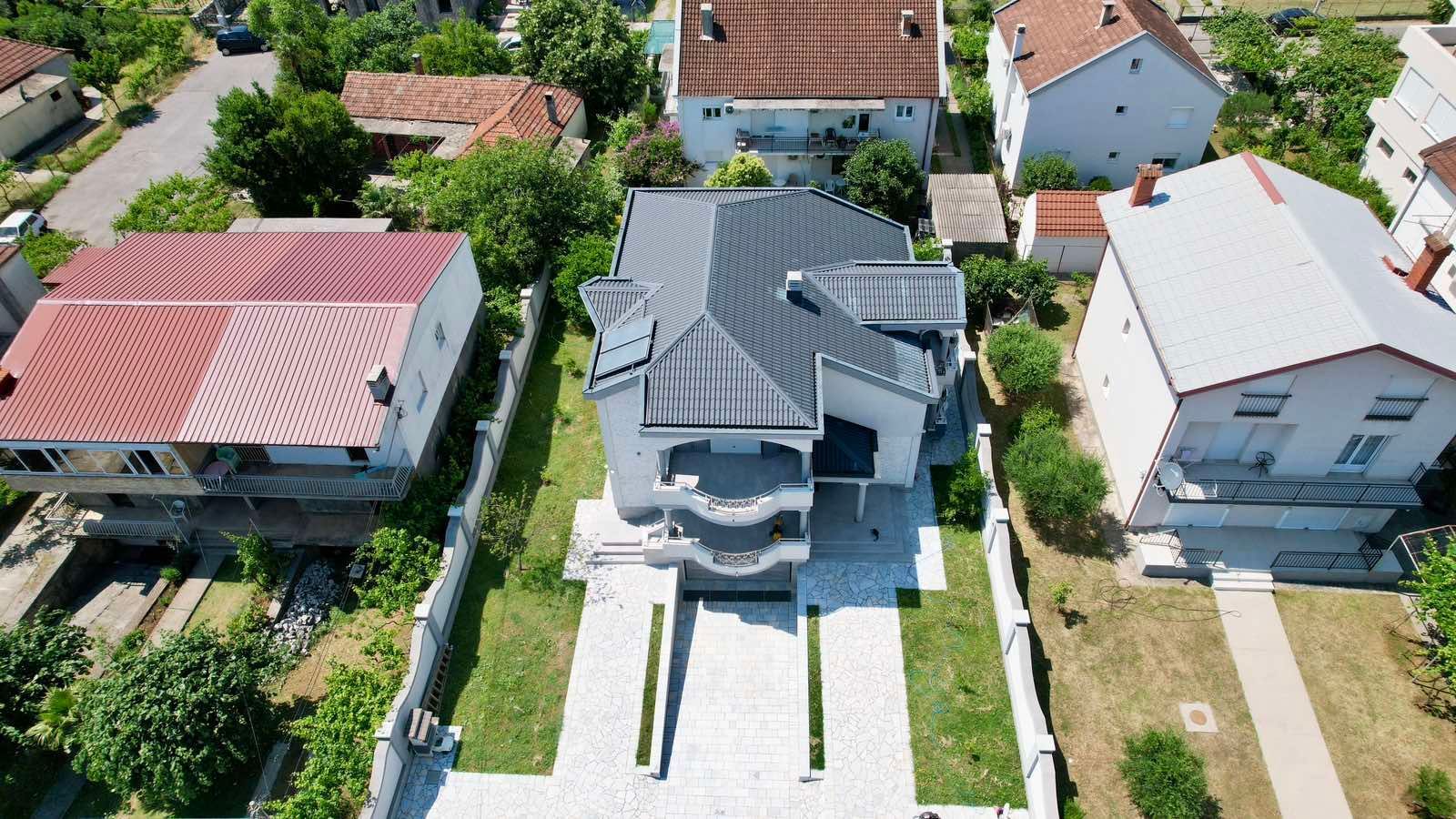 amforaproperty.com/Ekskluzivna kuća 320 m² sa garažom i dvorištem 750 m², Zlatica – Podgorica