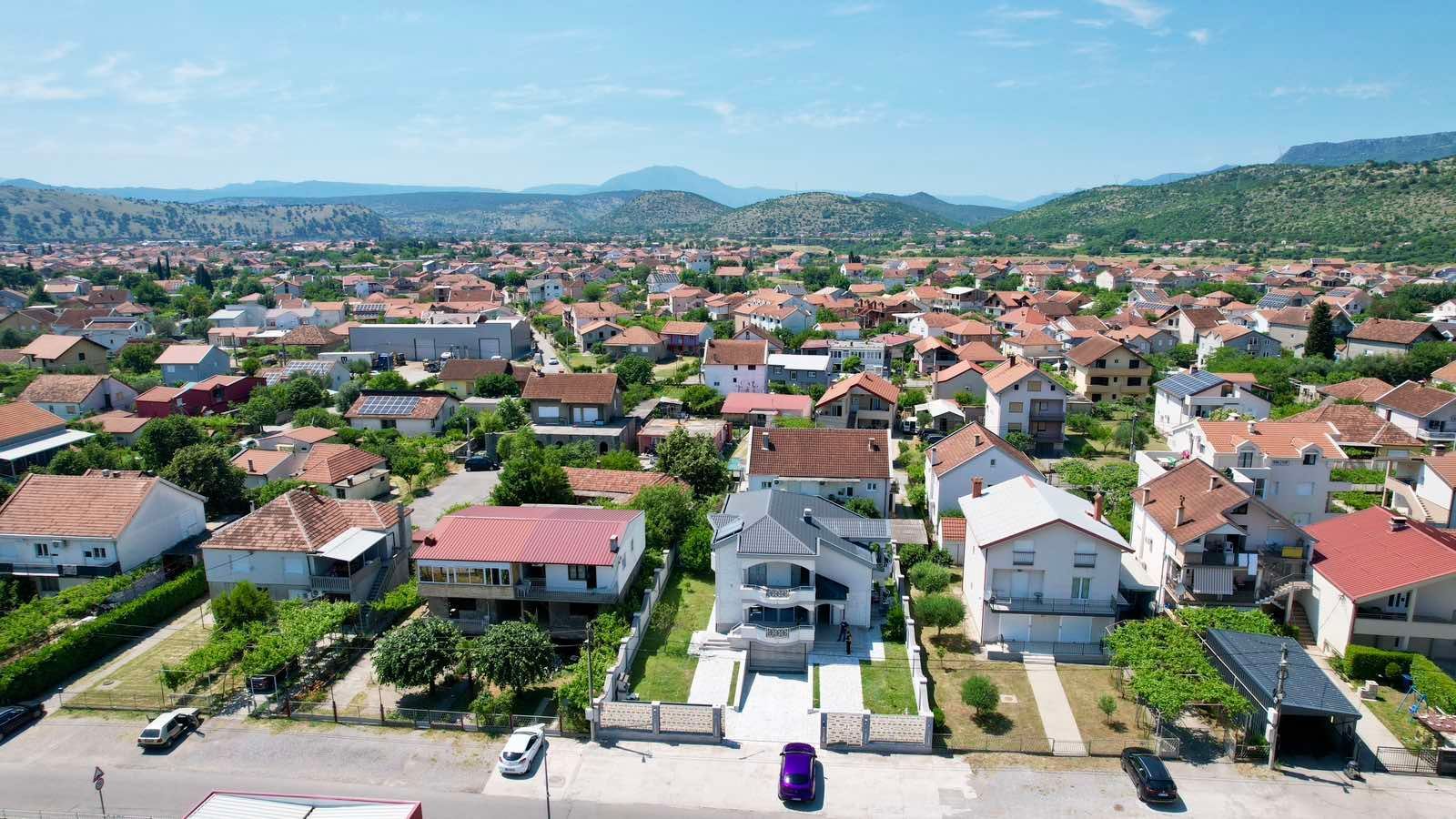 amforaproperty.com/Ekskluzivna kuća 320 m² sa garažom i dvorištem 750 m², Zlatica – Podgorica