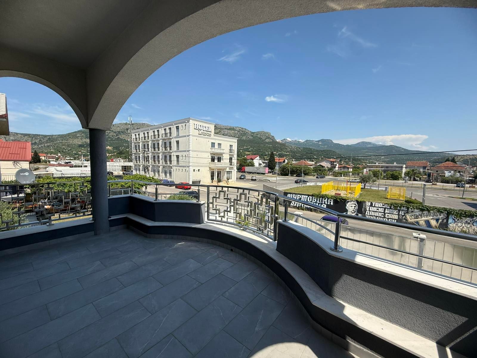 amforaproperty.com/Ekskluzivna kuća 320 m² sa garažom i dvorištem 750 m², Zlatica – Podgorica