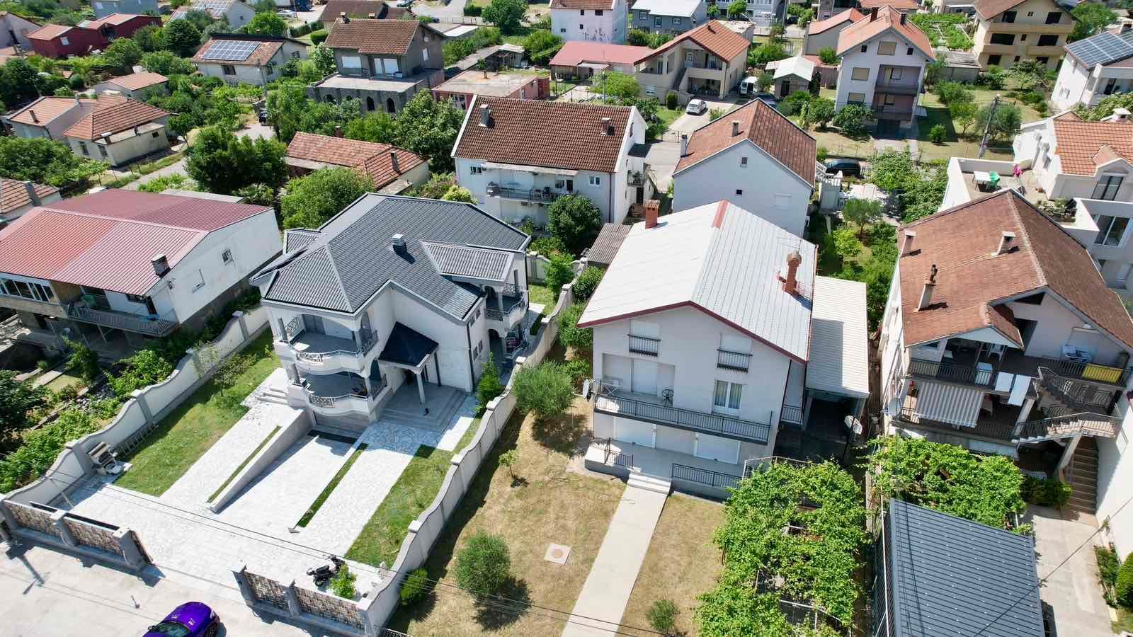amforaproperty.com/Ekskluzivna kuća 320 m² sa garažom i dvorištem 750 m², Zlatica – Podgorica