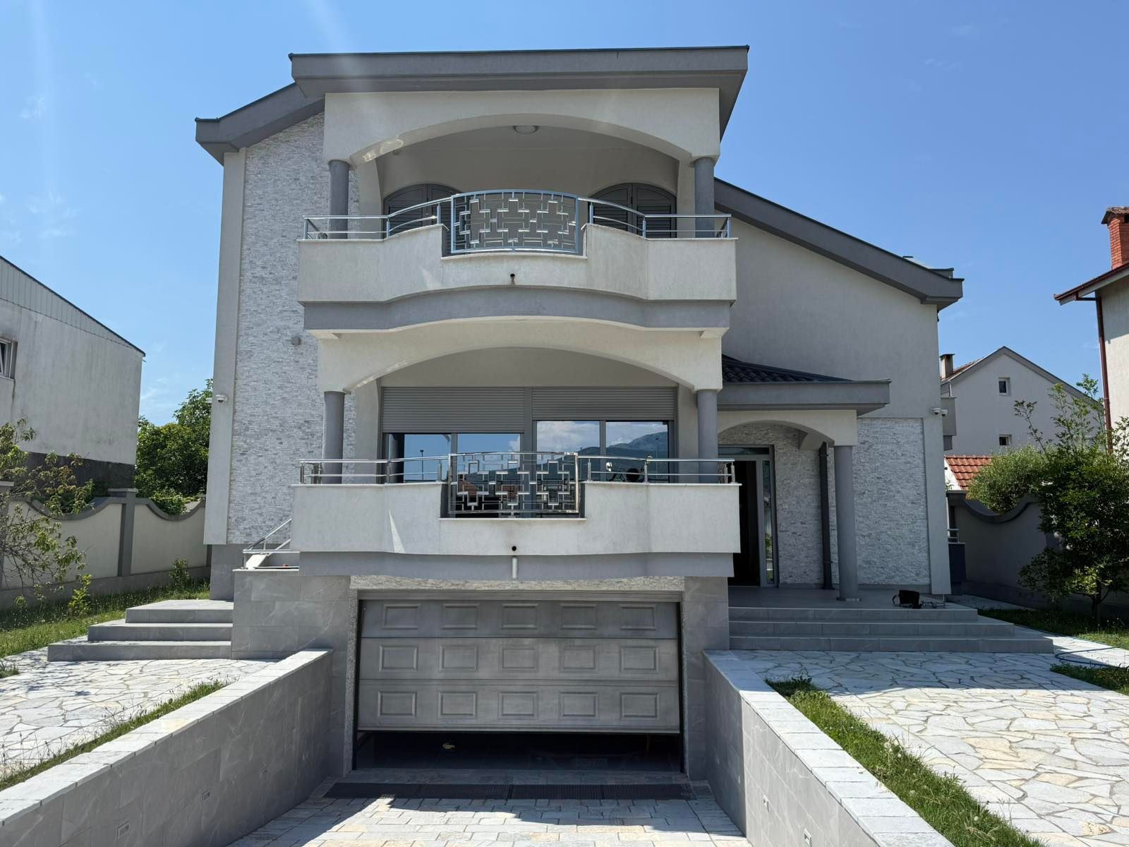 amforaproperty.com/Ekskluzivna kuća 320 m² sa garažom i dvorištem 750 m², Zlatica – Podgorica