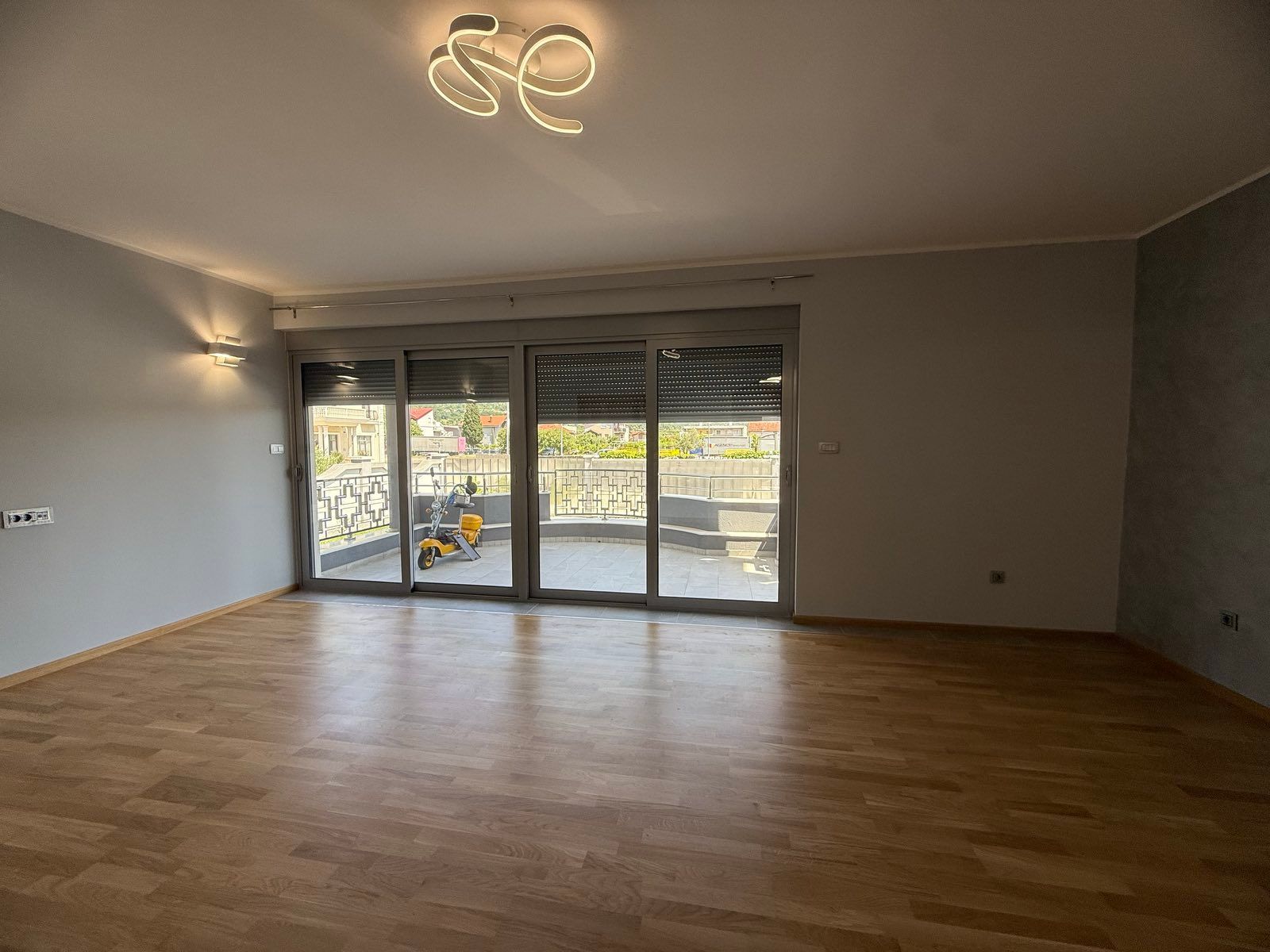amforaproperty.com/Ekskluzivna kuća 320 m² sa garažom i dvorištem 750 m², Zlatica – Podgorica