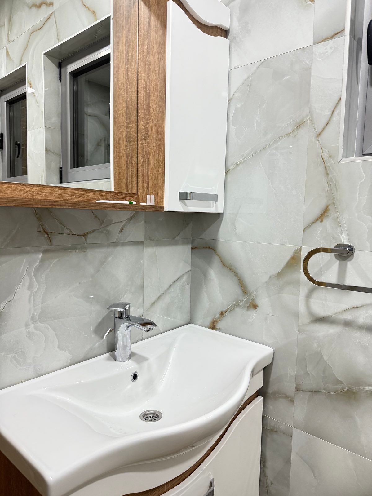 amforaproperty.com/Ekskluzivna kuća 320 m² sa garažom i dvorištem 750 m², Zlatica – Podgorica