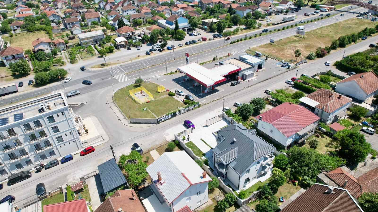 amforaproperty.com/Ekskluzivna kuća 320 m² sa garažom i dvorištem 750 m², Zlatica – Podgorica