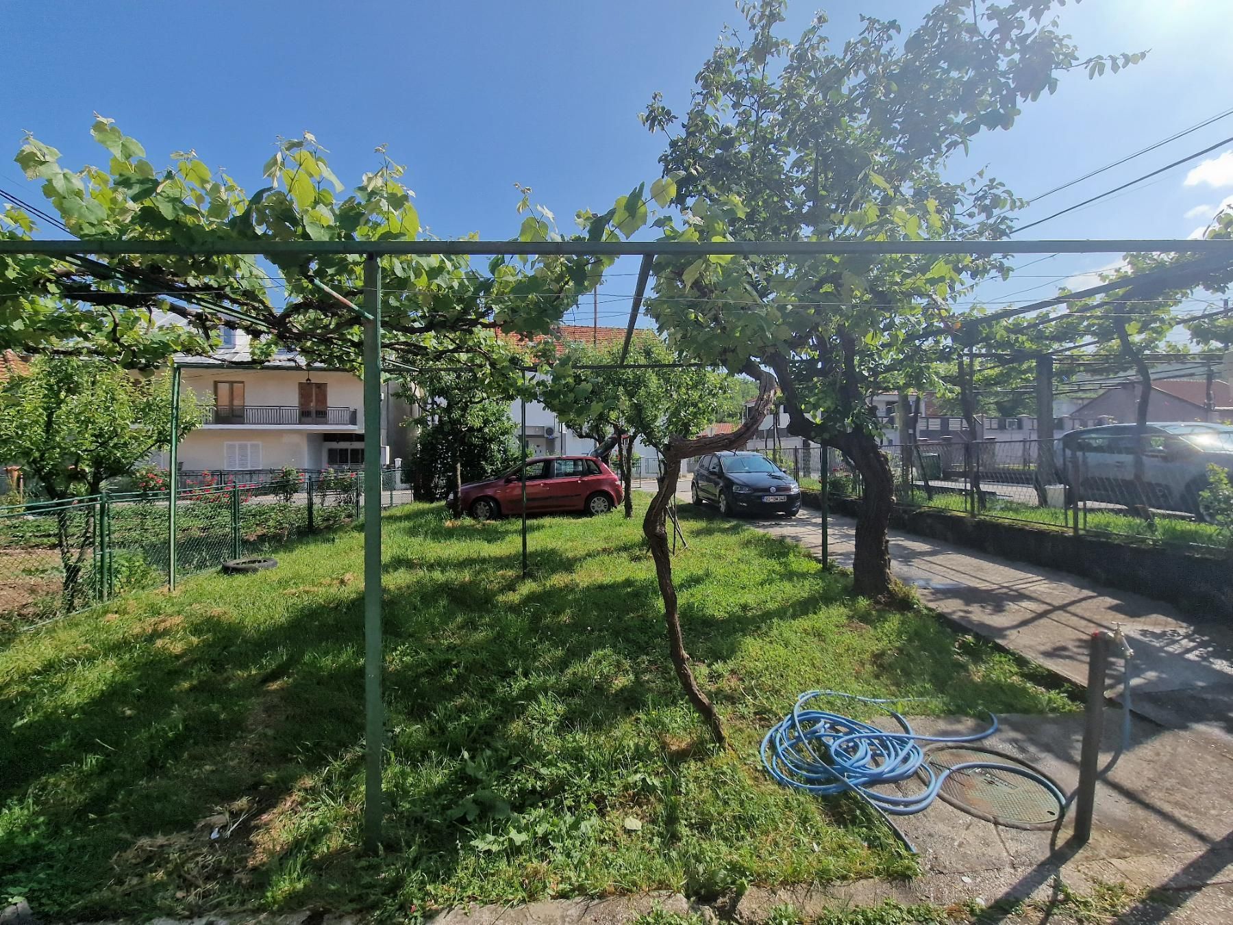 amforaproperty.com/Kuća 113m2 sa placem od 420 m² i investicionim potencijalom na Cetinju
