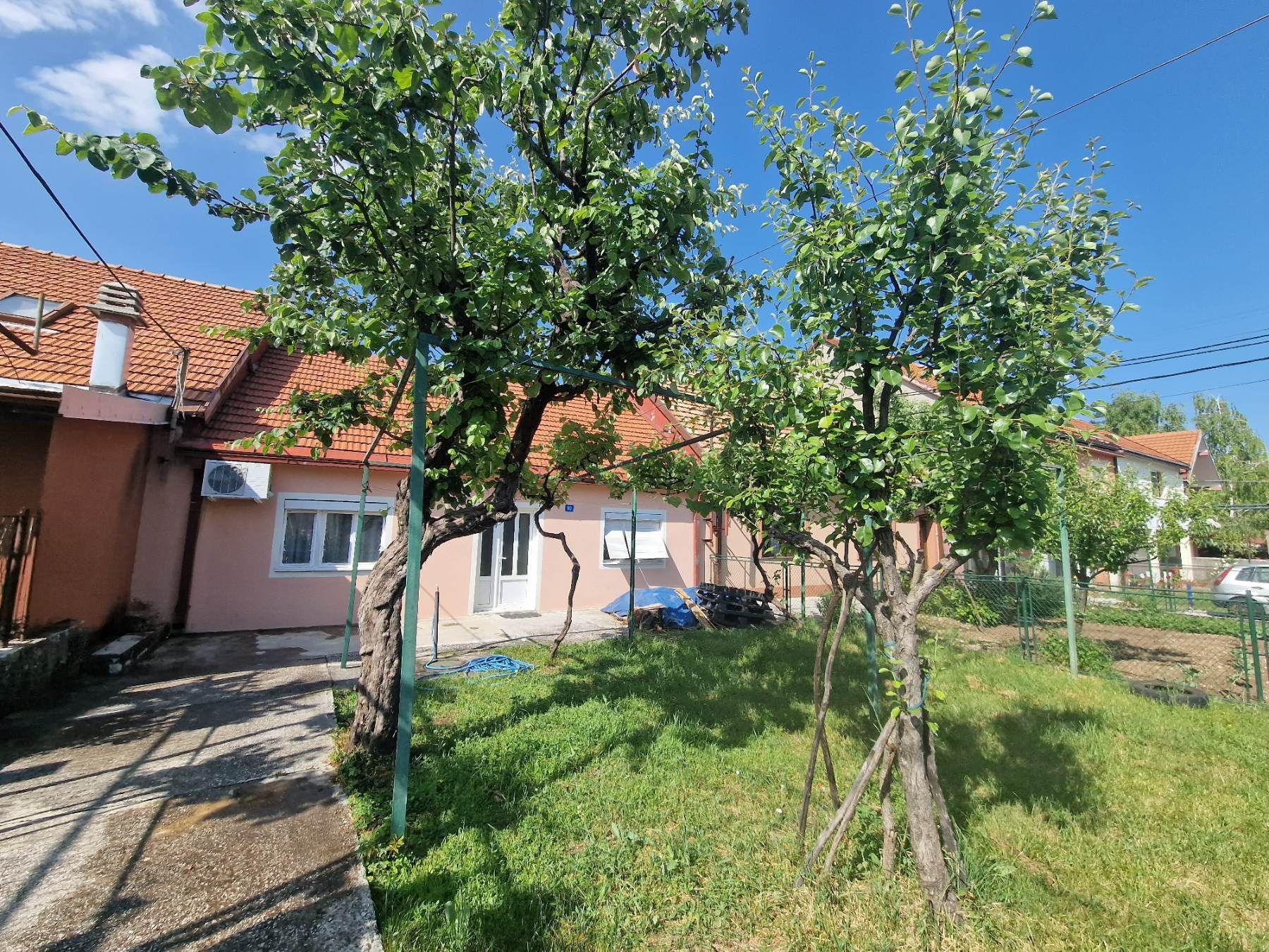 amforaproperty.com/Kuća 113m2 sa placem od 420 m² i investicionim potencijalom na Cetinju