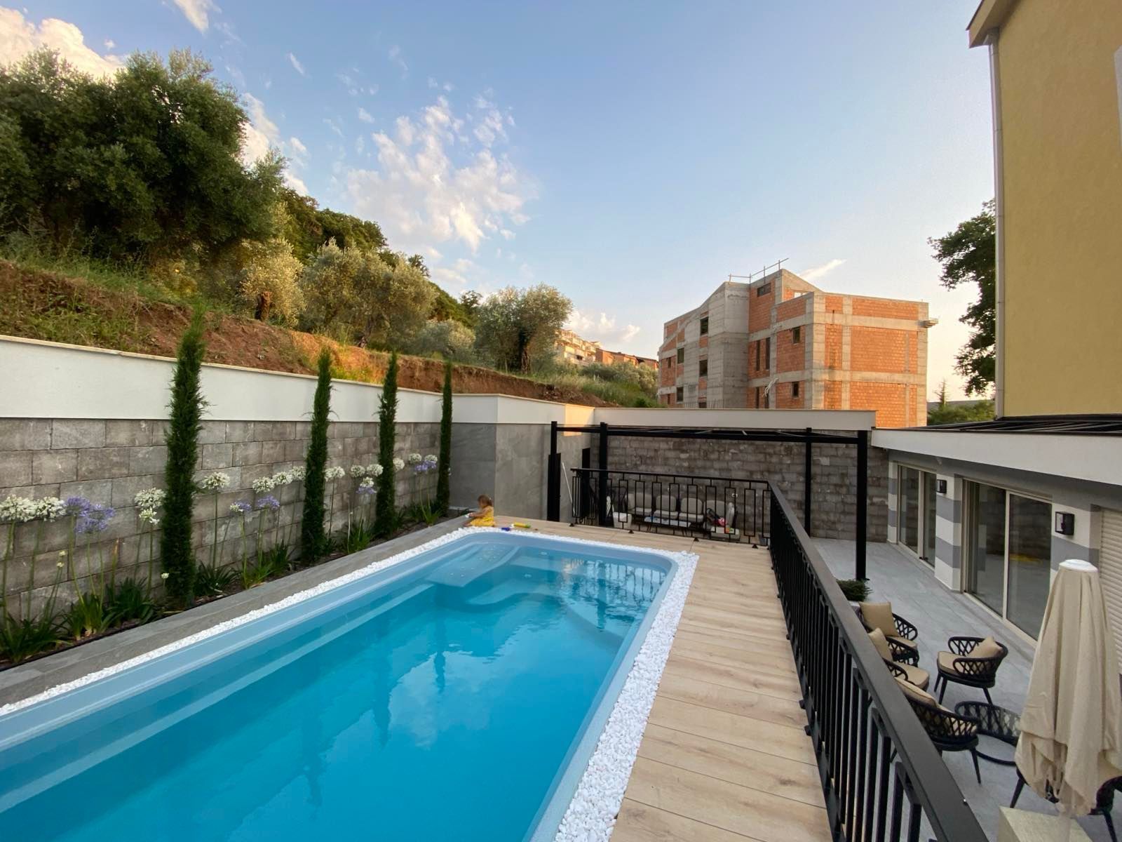 amforaproperty.com/Luksuzan dvosoban stan 90m² u kompleksu sa bazenom, Kamenovo – Budva