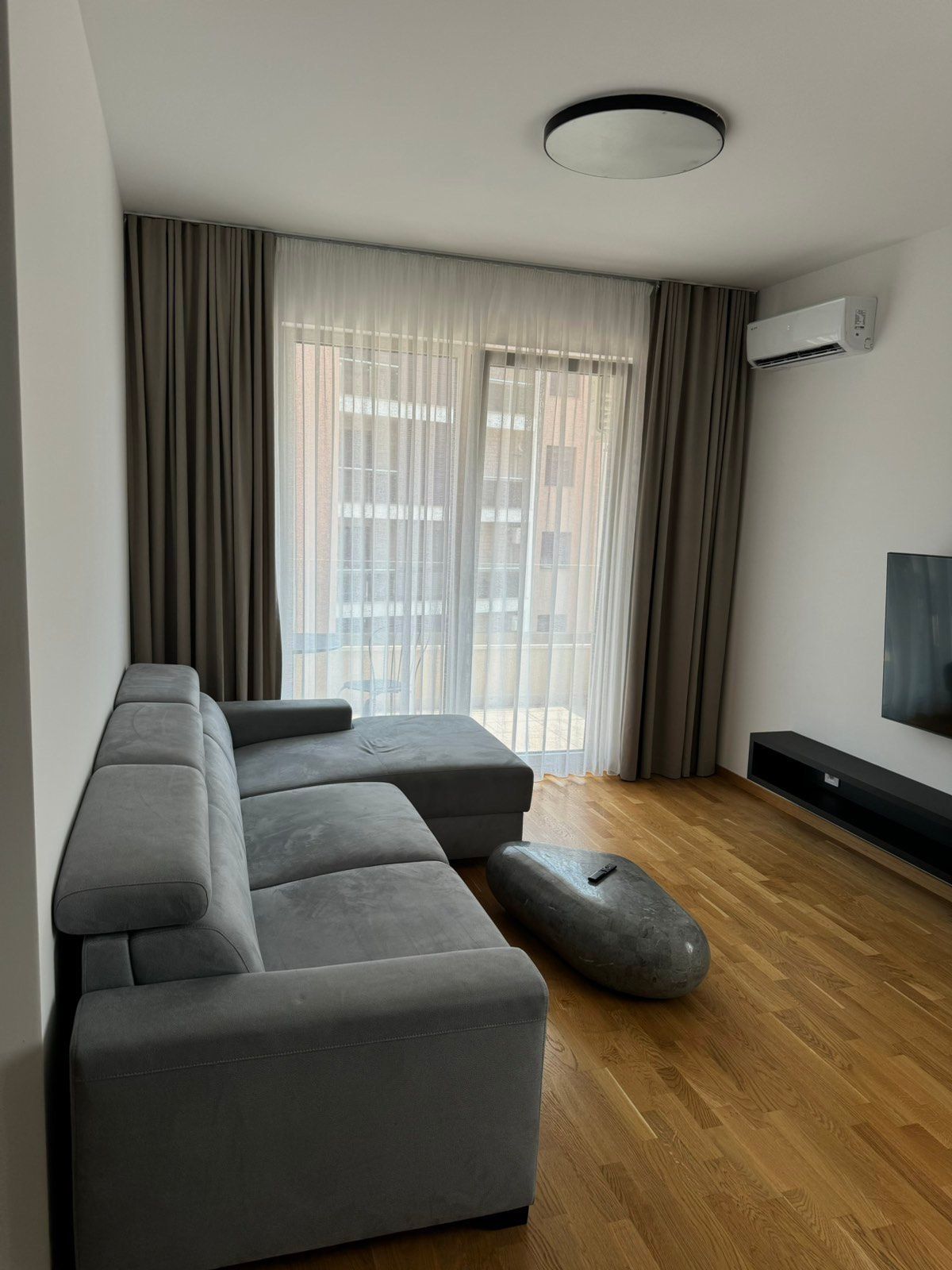 amforaproperty.com/Moderno opremljen dvosoban stan sa pogledom na more i garaznim mestom ,Becici (Na duzi period,dostupan od 01.09.2025 )