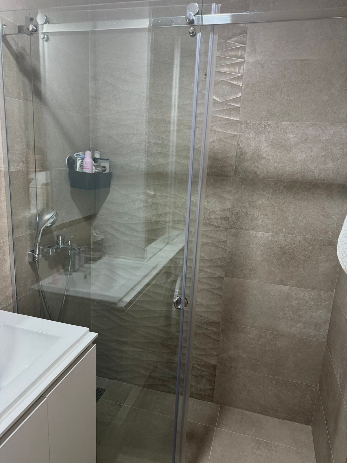 amforaproperty.com/Moderno opremljen dvosoban stan sa pogledom na more i garaznim mestom ,Becici (Na duzi period,dostupan od 01.09.2025 )