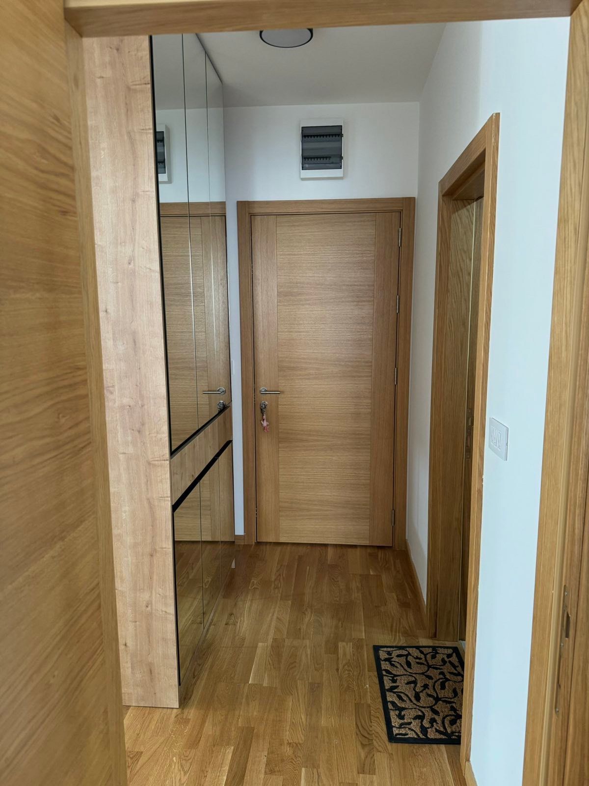 amforaproperty.com/Moderno opremljen dvosoban stan sa pogledom na more i garaznim mestom ,Becici (Na duzi period,dostupan od 01.09.2025 )