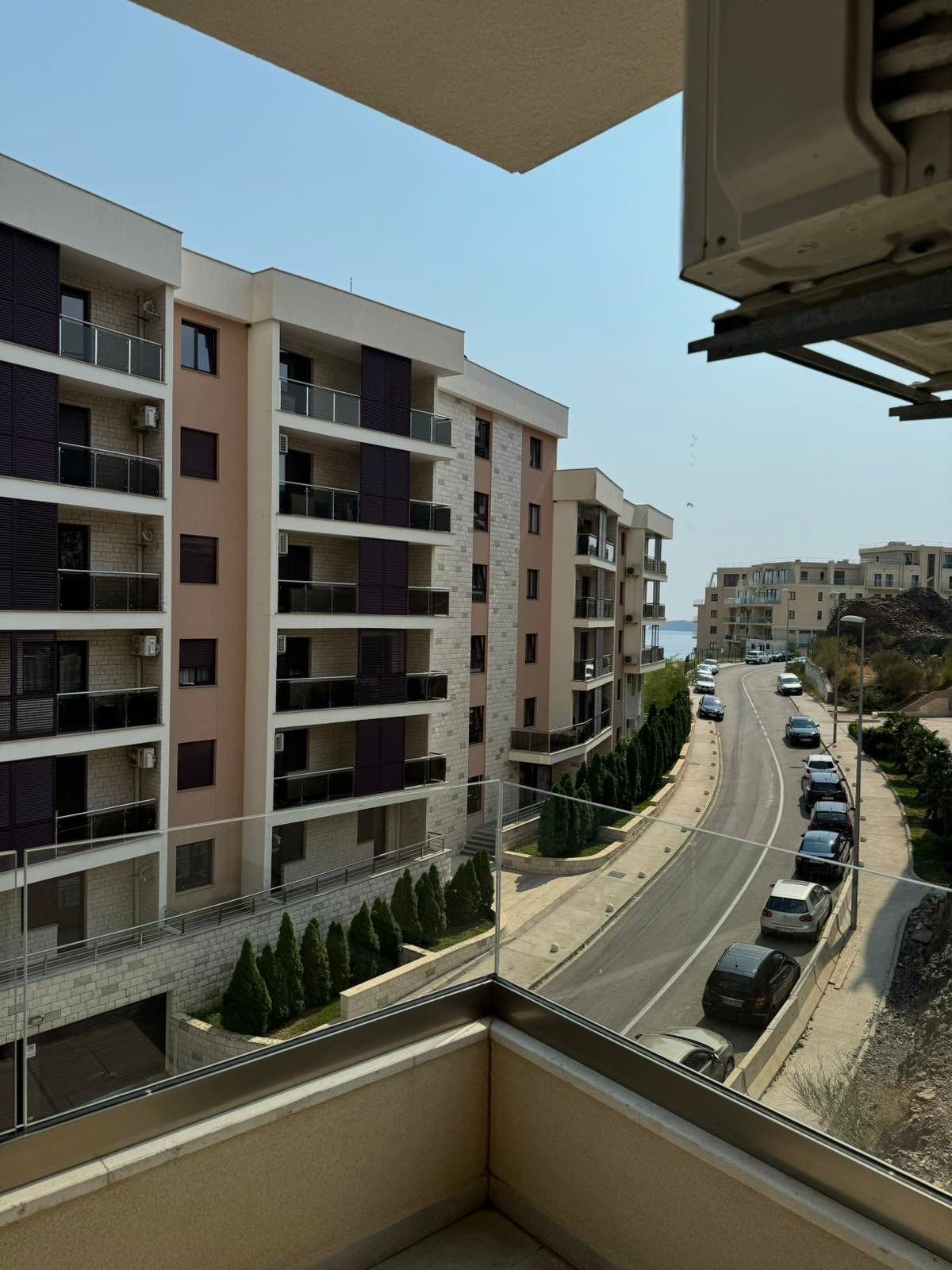 amforaproperty.com/Moderno opremljen dvosoban stan sa garaznim mestom ,Becici (Na period od 01.09.2025-01.06.2026 )