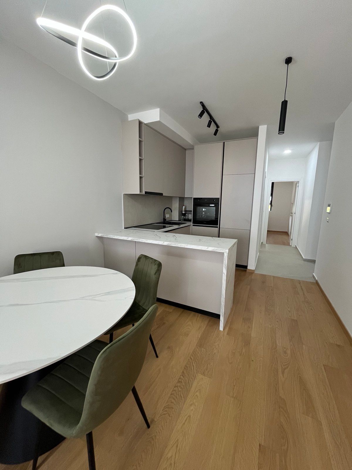 amforaproperty.com/Nov dvosoban stan 71m2 sa pogledom na more i garaznim mestom u Becicima