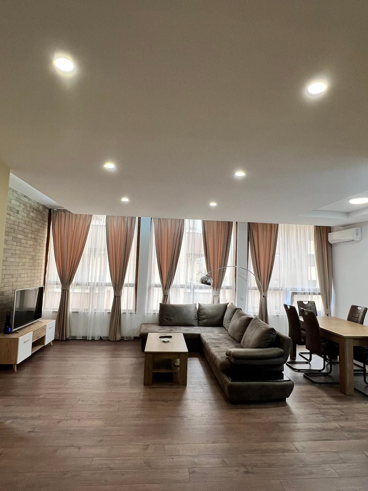 amforaproperty.com/Moderno opremljen trosoban stan 97m² sa privatnim parking mestom u centru Budve