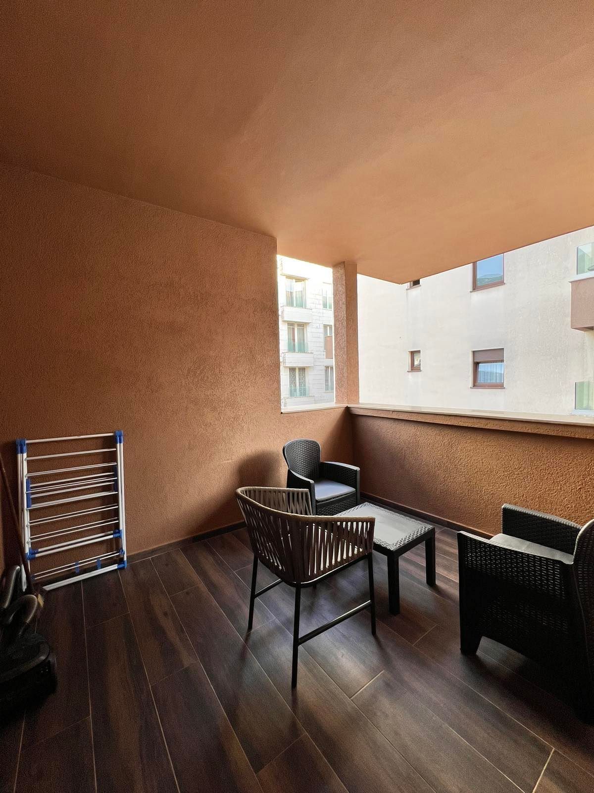 amforaproperty.com/Moderno opremljen trosoban stan 97m² sa privatnim parking mestom u centru Budve