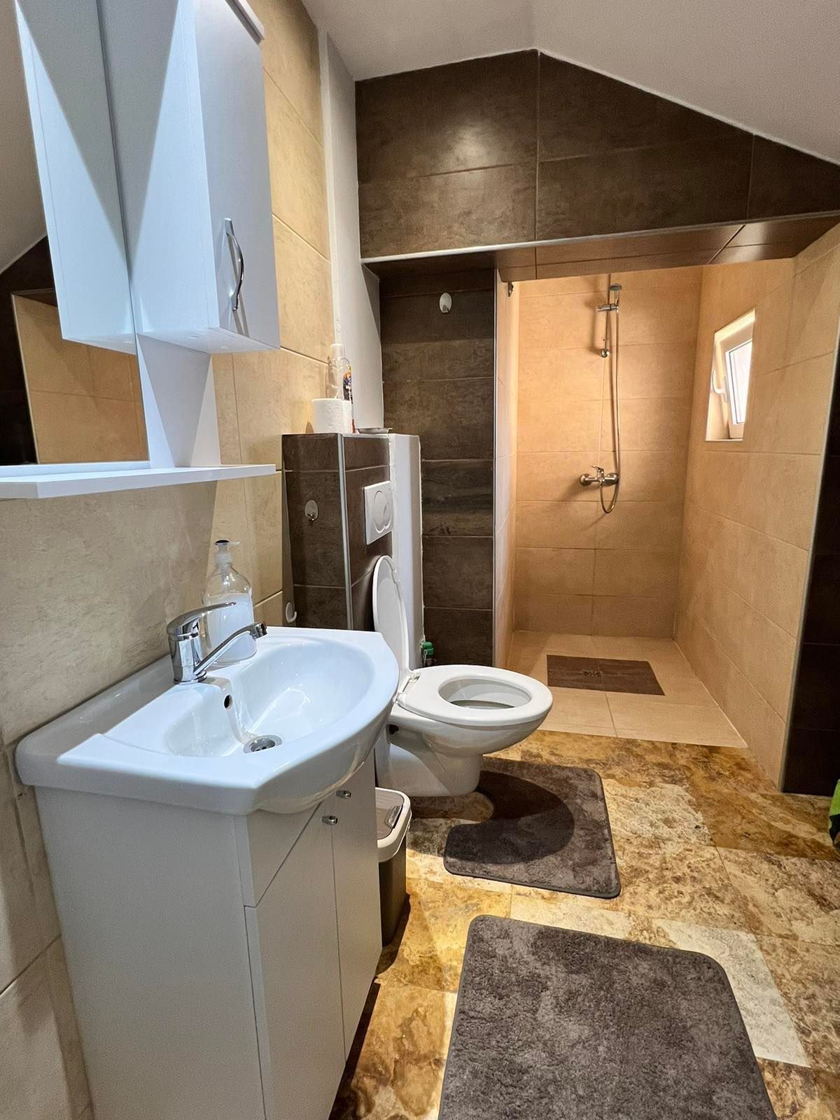 amforaproperty.com/Moderno opremljen trosoban stan 97m² sa privatnim parking mestom u centru Budve