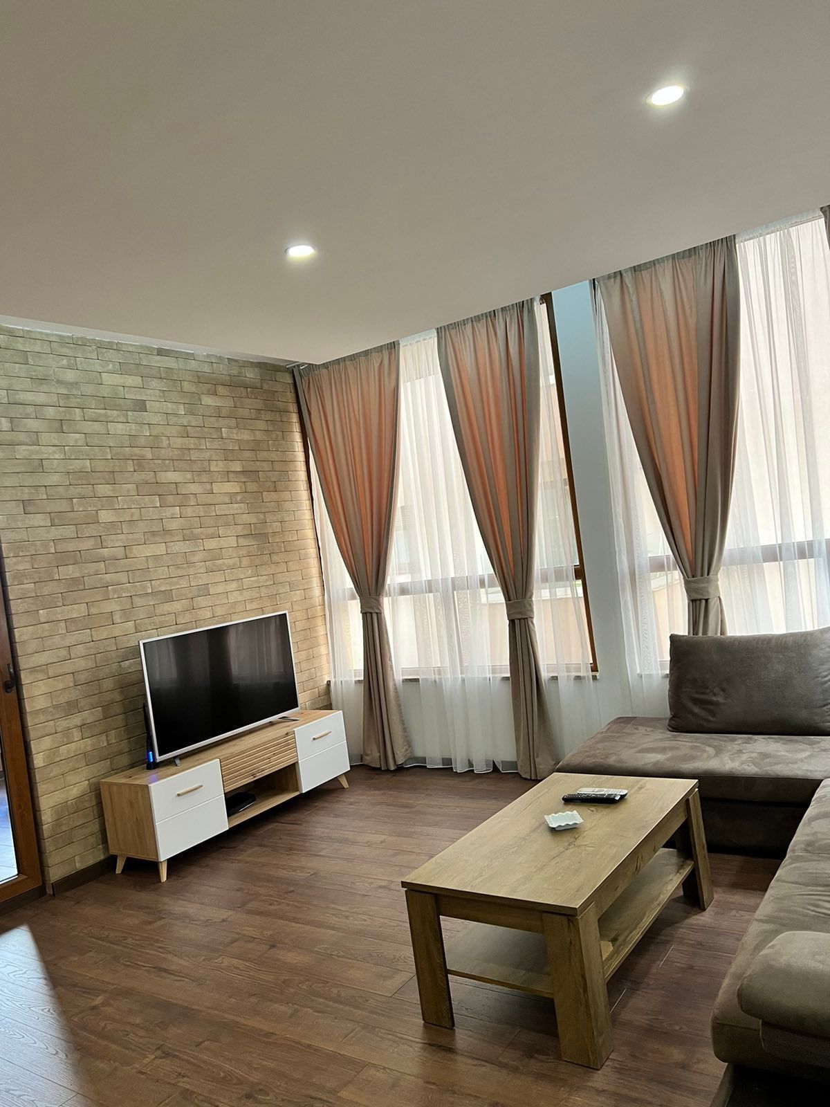 amforaproperty.com/Moderno opremljen trosoban stan 97m² sa privatnim parking mestom u centru Budve