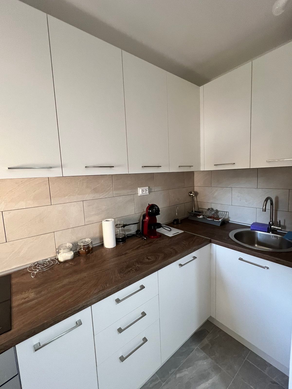 amforaproperty.com/Moderno opremljen trosoban stan 97m² sa privatnim parking mestom u centru Budve