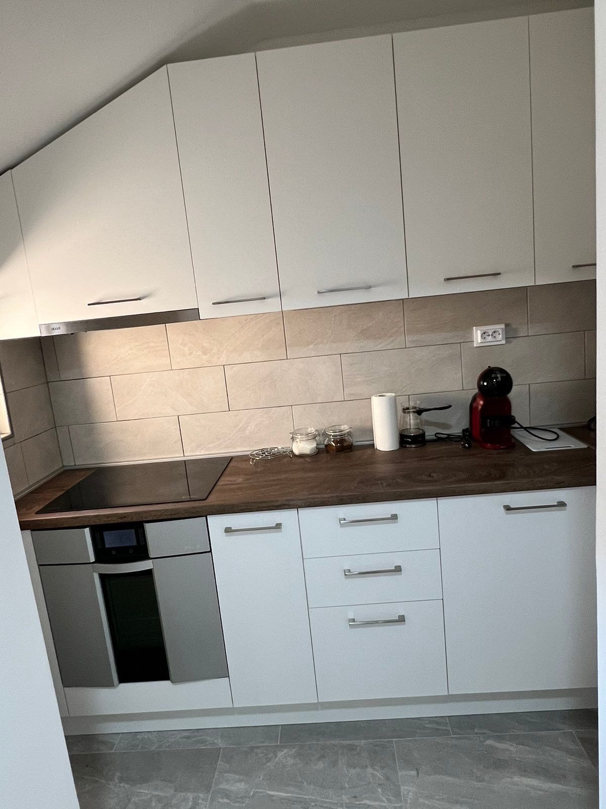 amforaproperty.com/Moderno opremljen trosoban stan 97m² sa privatnim parking mestom u centru Budve