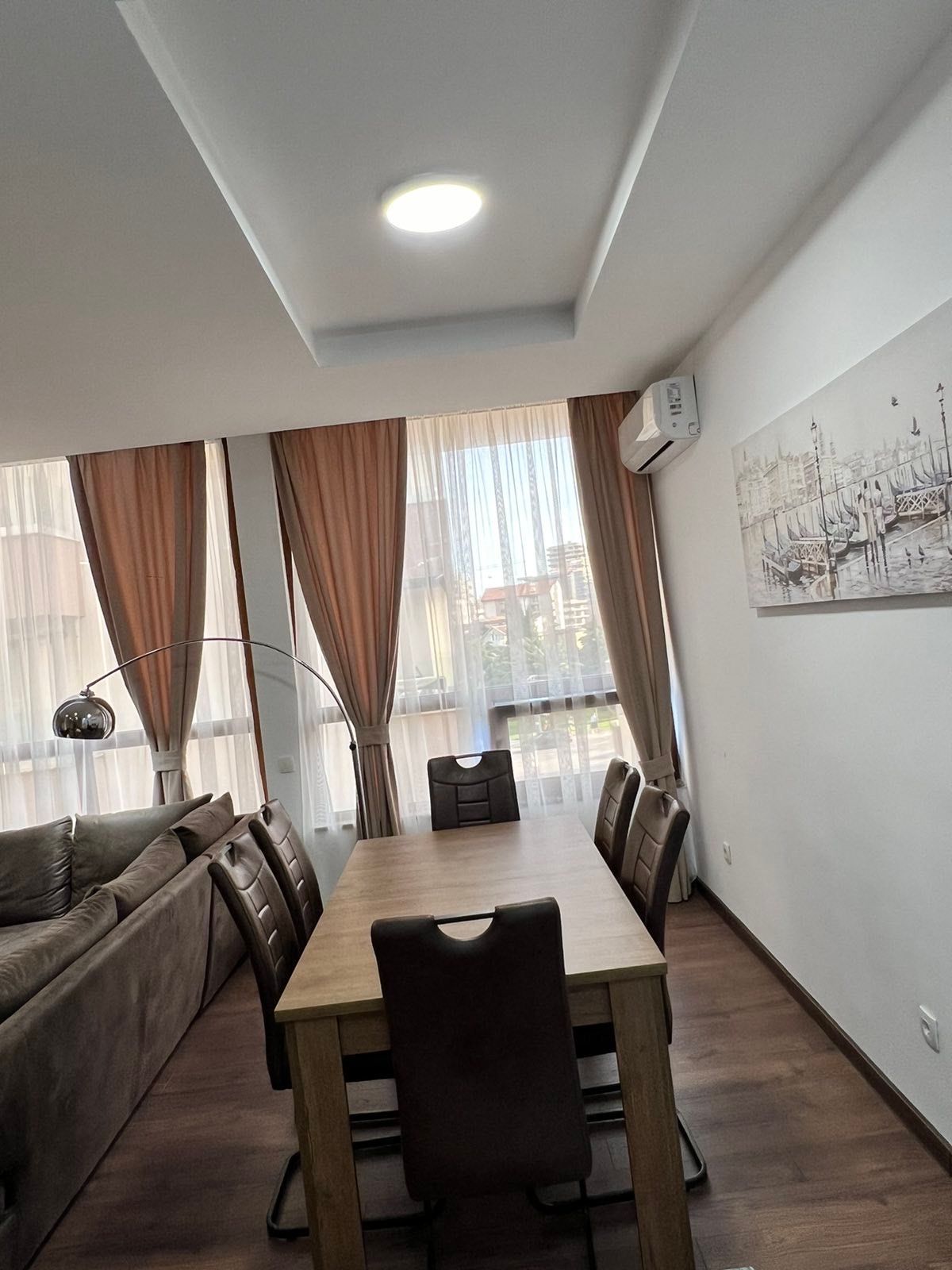 amforaproperty.com/Moderno opremljen trosoban stan 97m² sa privatnim parking mestom u centru Budve