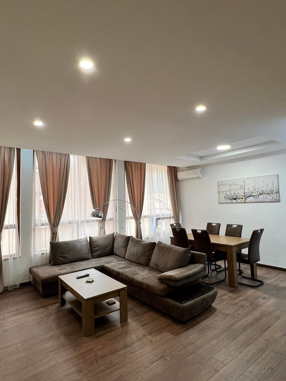 amforaproperty.com/Moderno opremljen trosoban stan 97m² sa privatnim parking mestom u centru Budve
