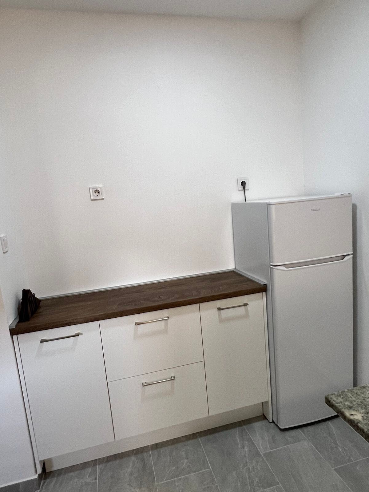 amforaproperty.com/Moderno opremljen trosoban stan 97m² sa privatnim parking mestom u centru Budve