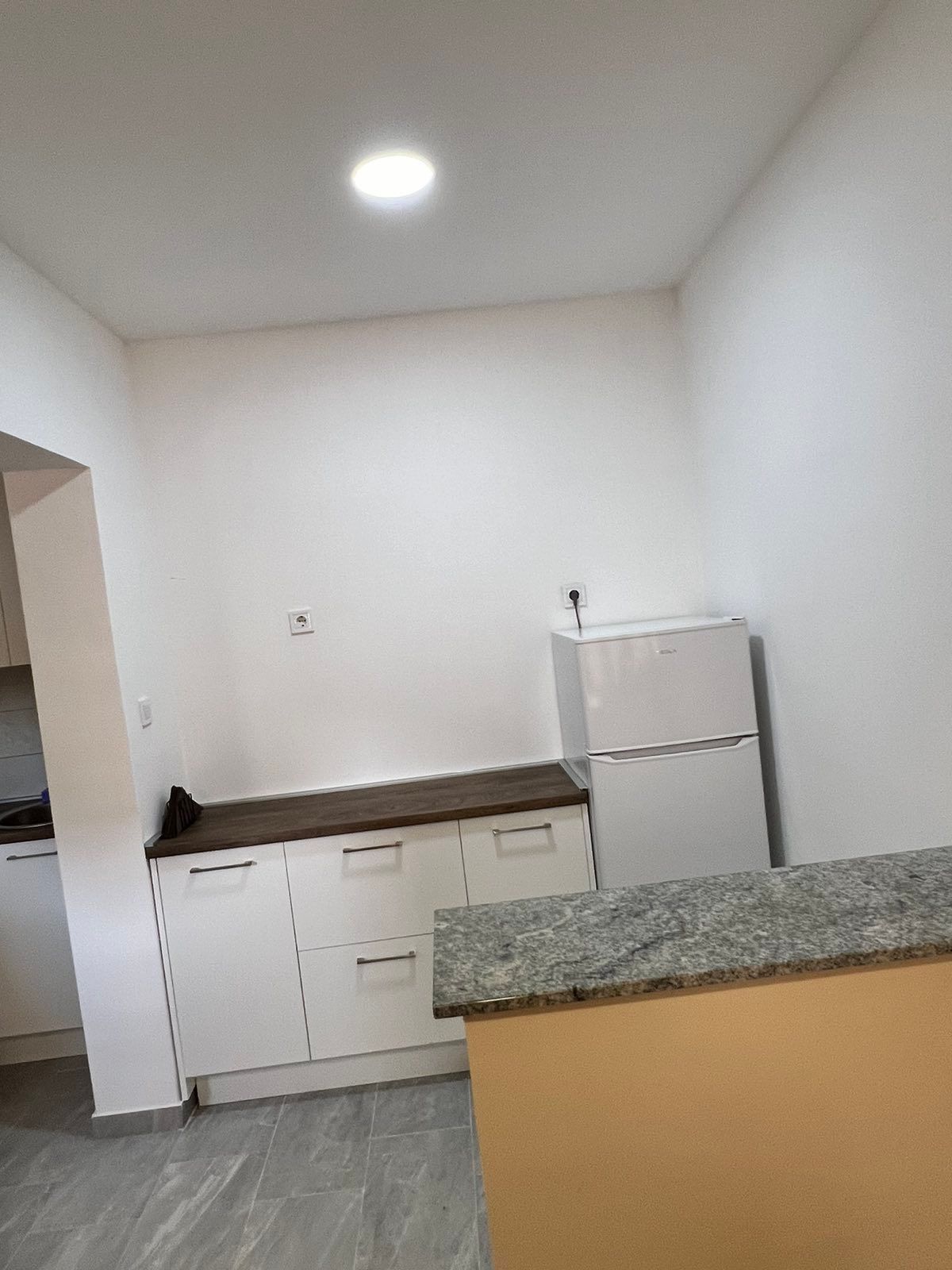 amforaproperty.com/Moderno opremljen trosoban stan 97m² sa privatnim parking mestom u centru Budve