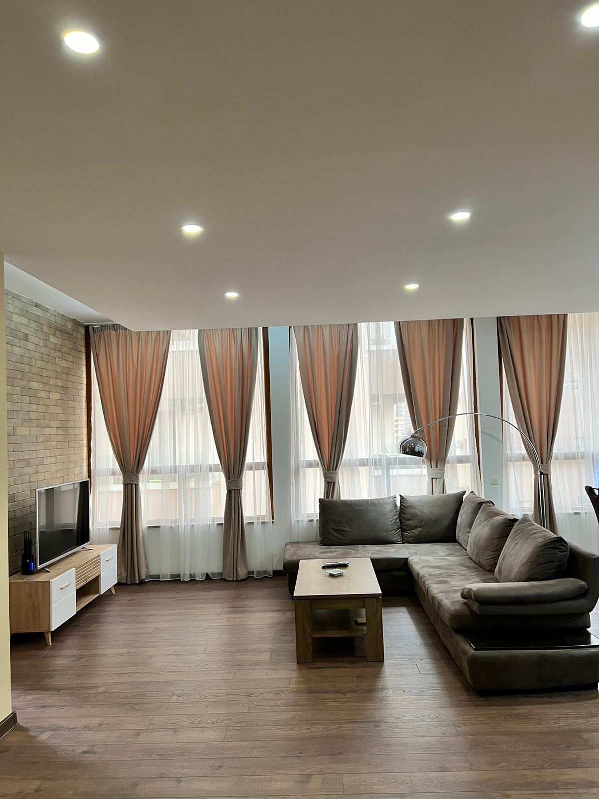 amforaproperty.com/Moderno opremljen trosoban stan 97m² sa privatnim parking mestom u centru Budve