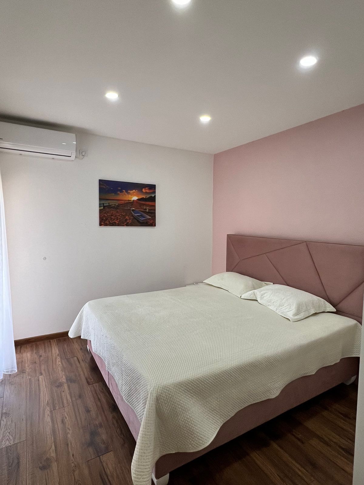 amforaproperty.com/Moderno opremljen trosoban stan 97m² sa privatnim parking mestom u centru Budve
