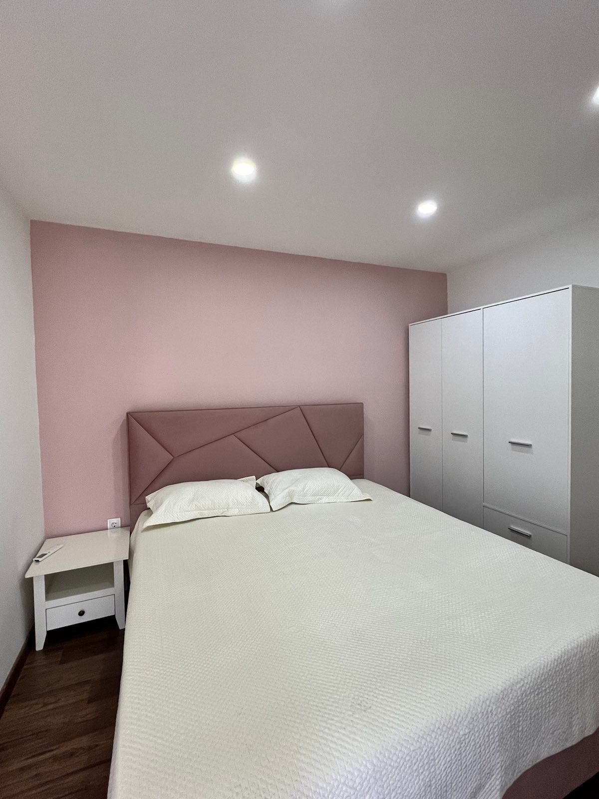 amforaproperty.com/Moderno opremljen trosoban stan 97m² sa privatnim parking mestom u centru Budve