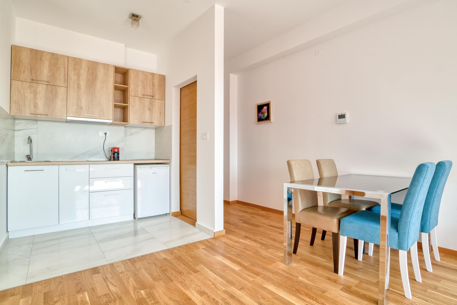 amforaproperty.com/Investiciona prilika! Trosoban stan 102 m² sa tri zasebne jedinice, 200m od mora – Bečići