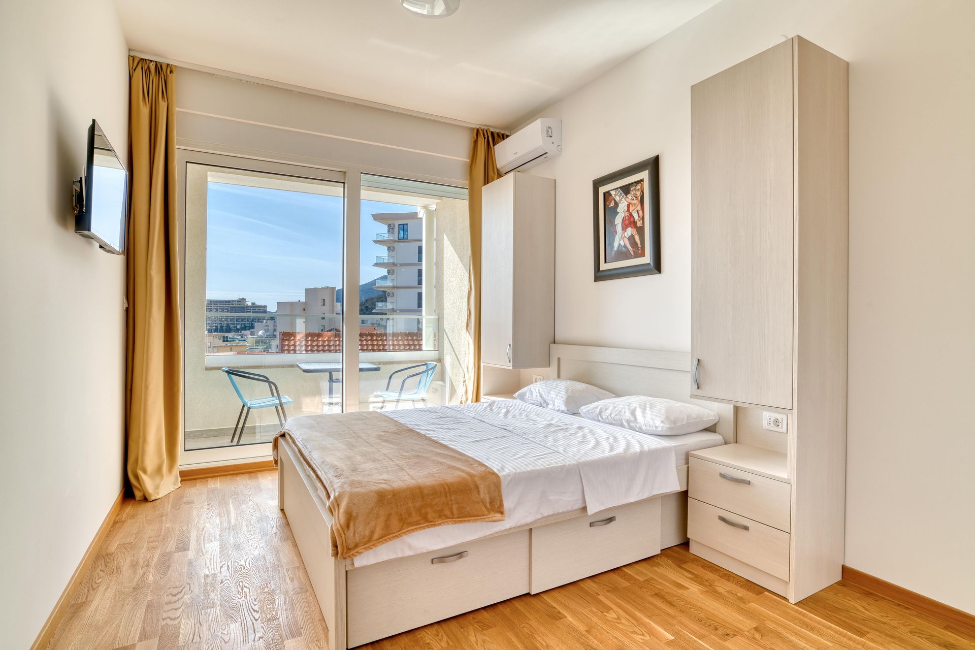 amforaproperty.com/Investiciona prilika! Trosoban stan 102 m² sa tri zasebne jedinice, 200m od mora – Bečići