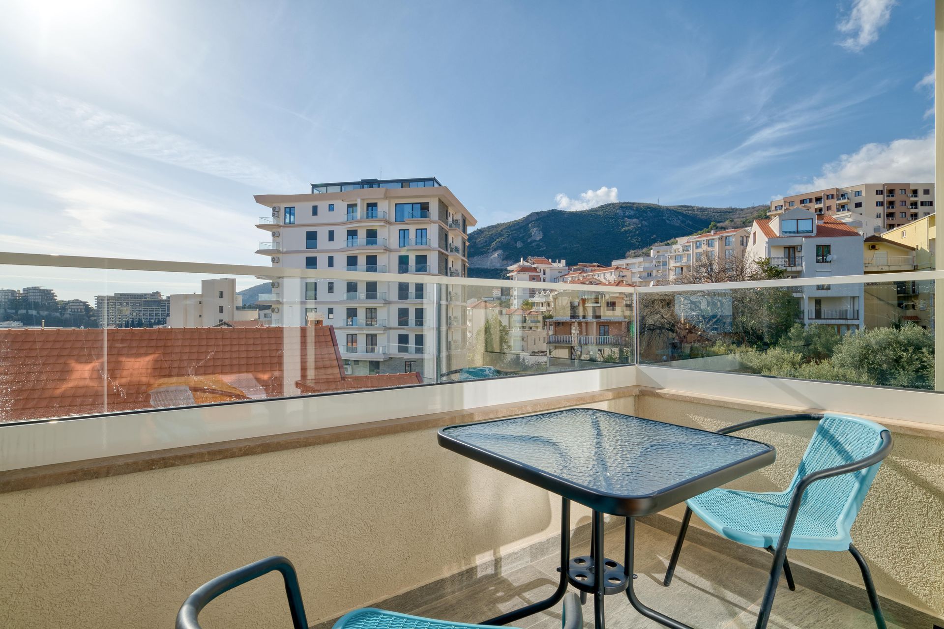 amforaproperty.com/Investiciona prilika! Trosoban stan 102 m² sa tri zasebne jedinice, 200m od mora – Bečići