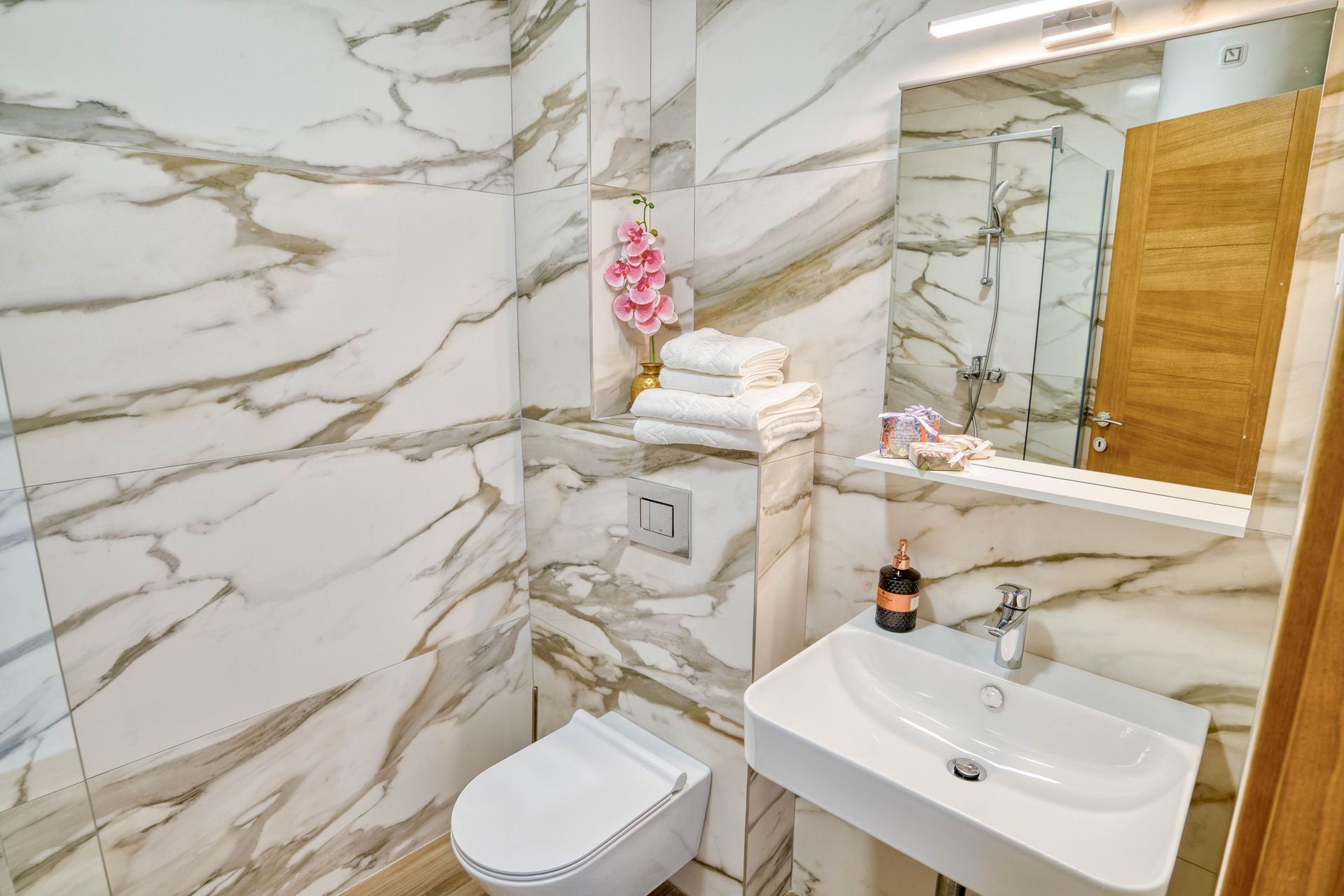 amforaproperty.com/Investiciona prilika! Trosoban stan 102 m² sa tri zasebne jedinice, 200m od mora – Bečići