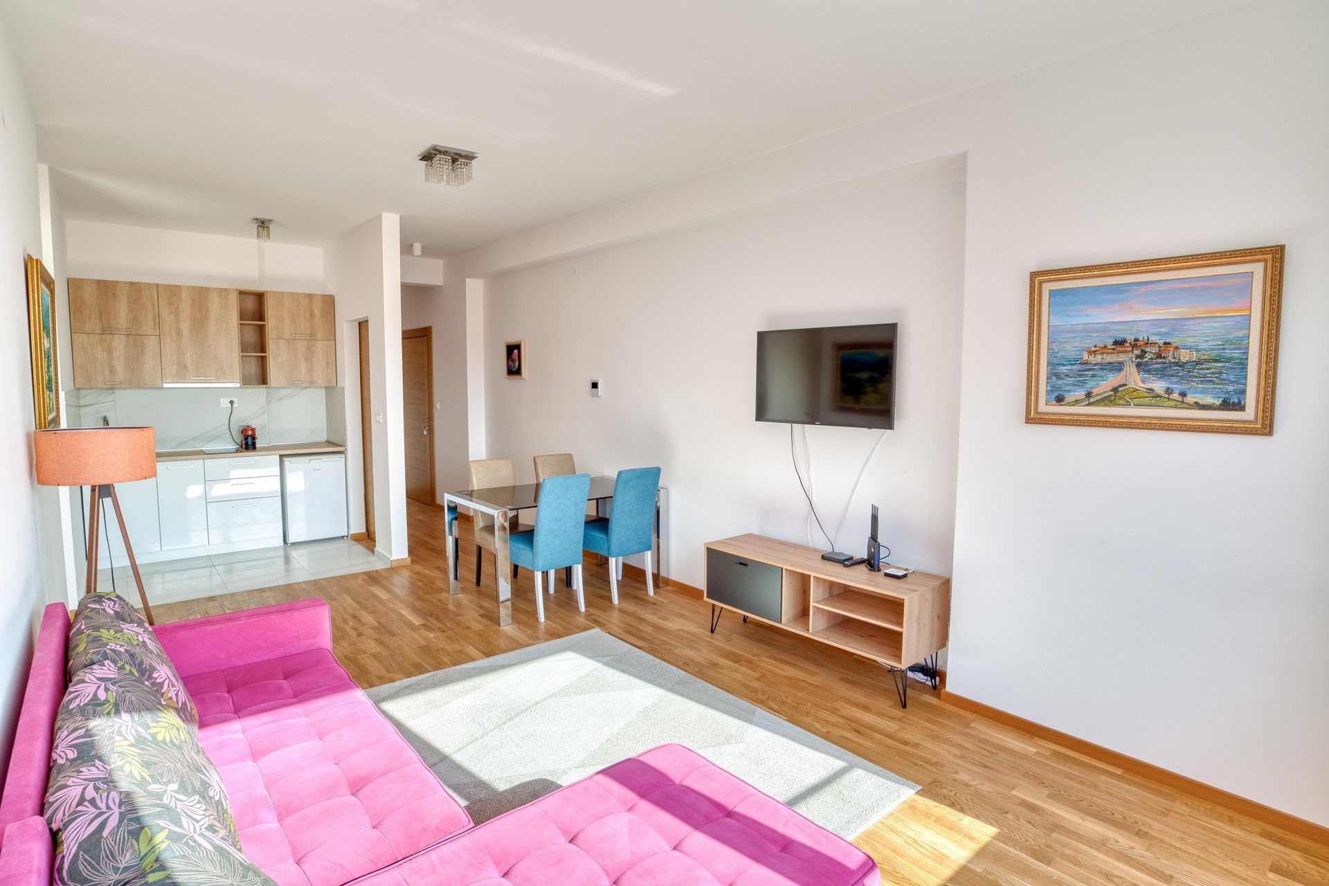 amforaproperty.com/Investiciona prilika! Trosoban stan 102 m² sa tri zasebne jedinice, 200m od mora – Bečići