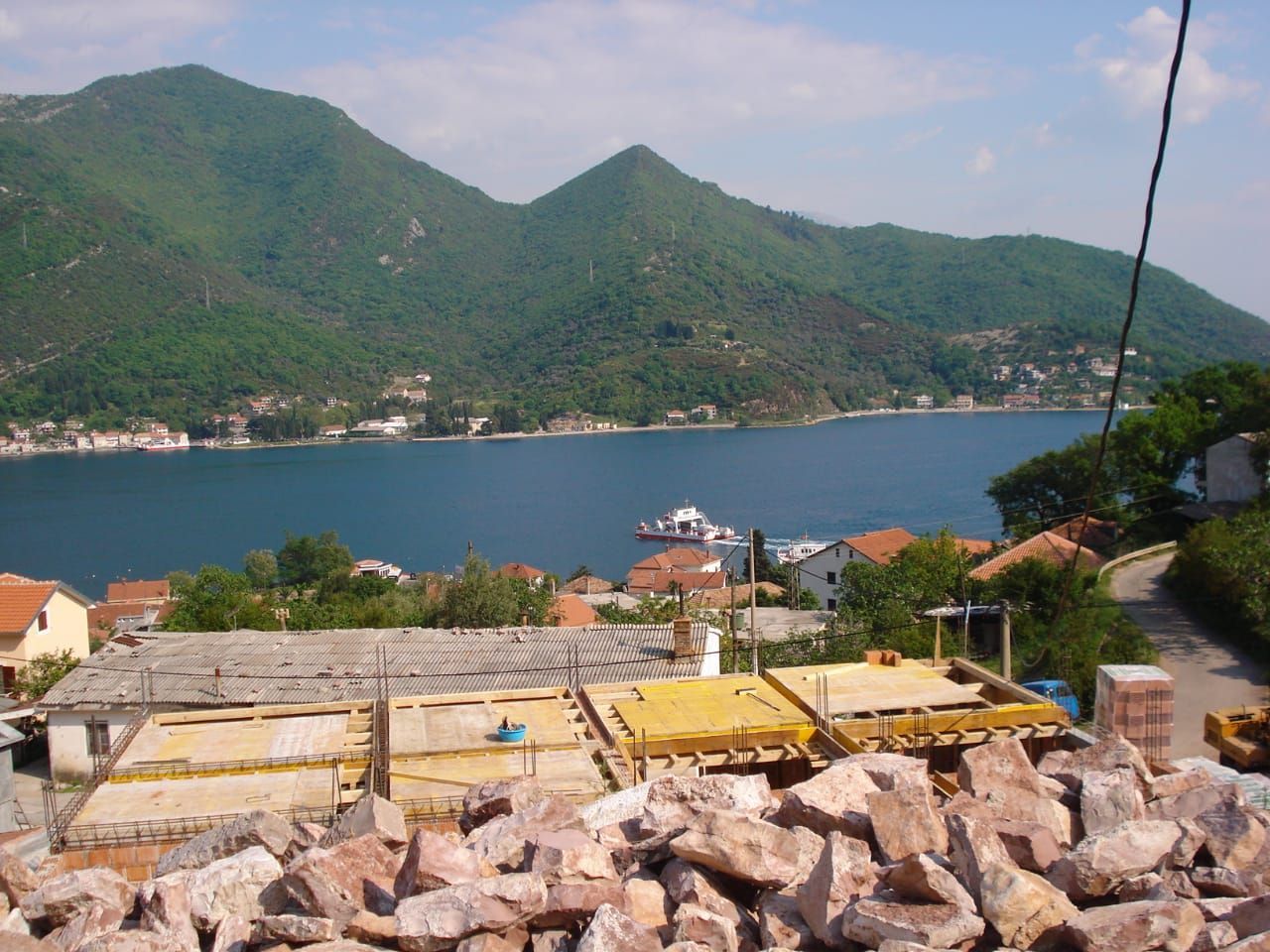 amforaproperty.com/Plac 1.100m² u Kamenarima – urbanizovan, 150m od mora, pogled na more