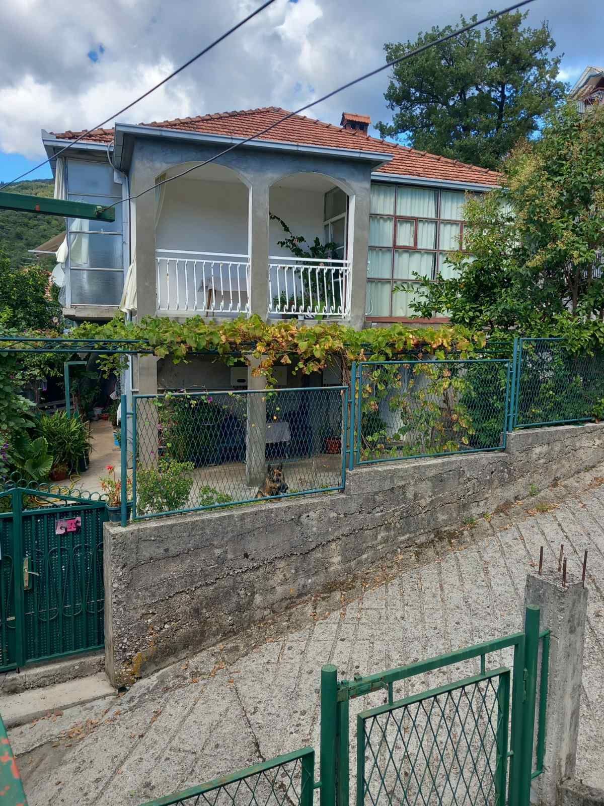 amforaproperty.com/Dvojna kuća sa pogledom na more i dozvolom za nadogradnju – Igalo, 5 minuta od plaže
