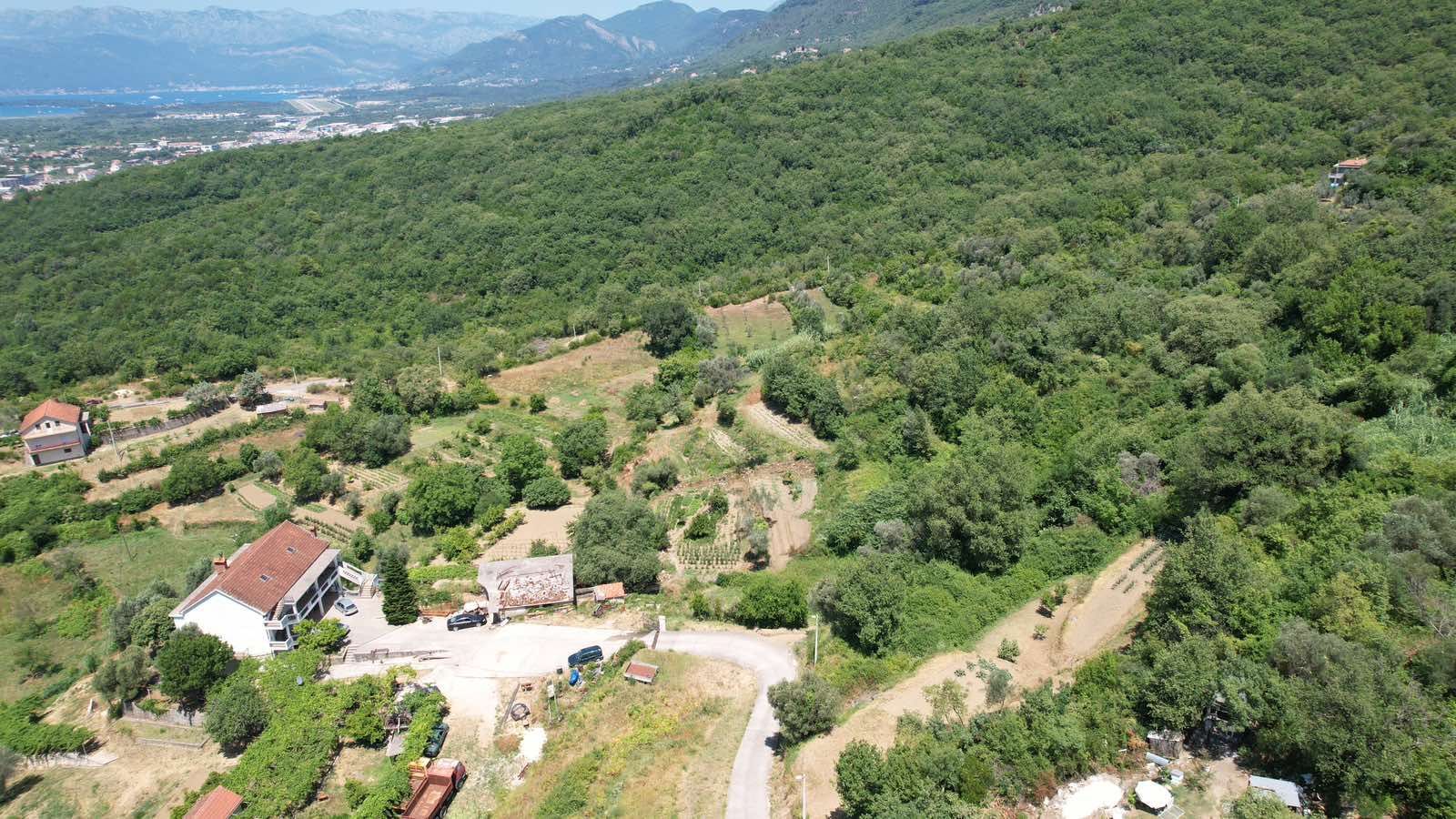 amforaproperty.com/Urbanizovan plac 3000m² sa dozvolom za 4 vile i prirodnim izvorom – Radanovići, Kotor