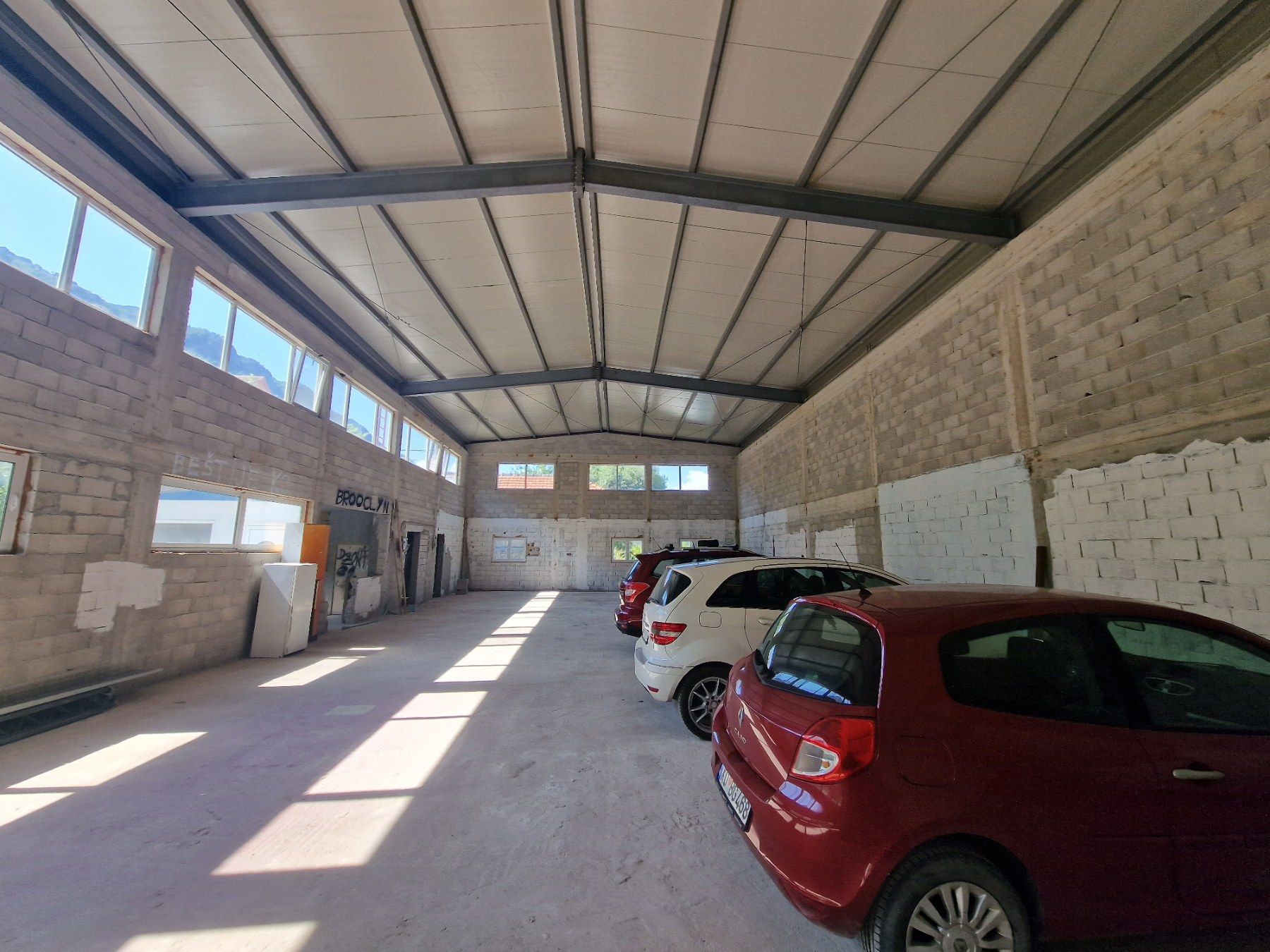 amfora/Plac od 1.116 m² sa poslovnom halom 398 m²- Kotor (na duzi period)
