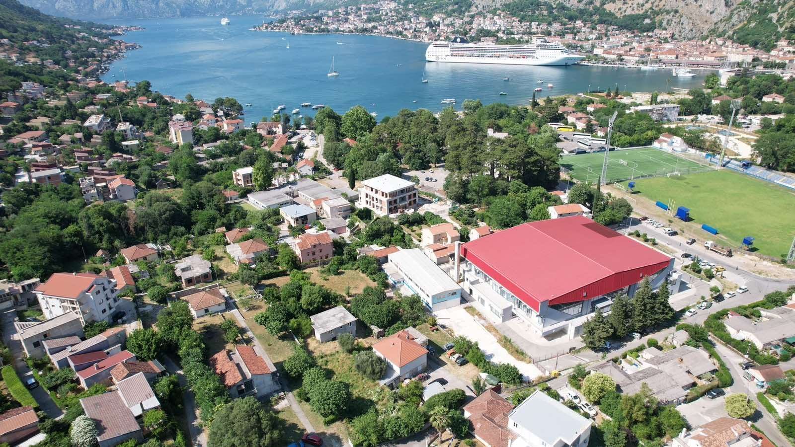 amforaproperty.com/Plac 2.223 m² sa kućom 120 m² i poslovnom halom 398 m² – Škaljari, Kotor – 350 m od mora