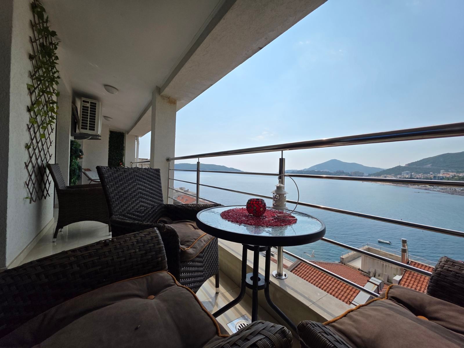 amforaproperty.com/Namešten dvosoban stan 85 m² na prvoj liniji mora sa panoramskim pogledom – Rafailovići, Budva