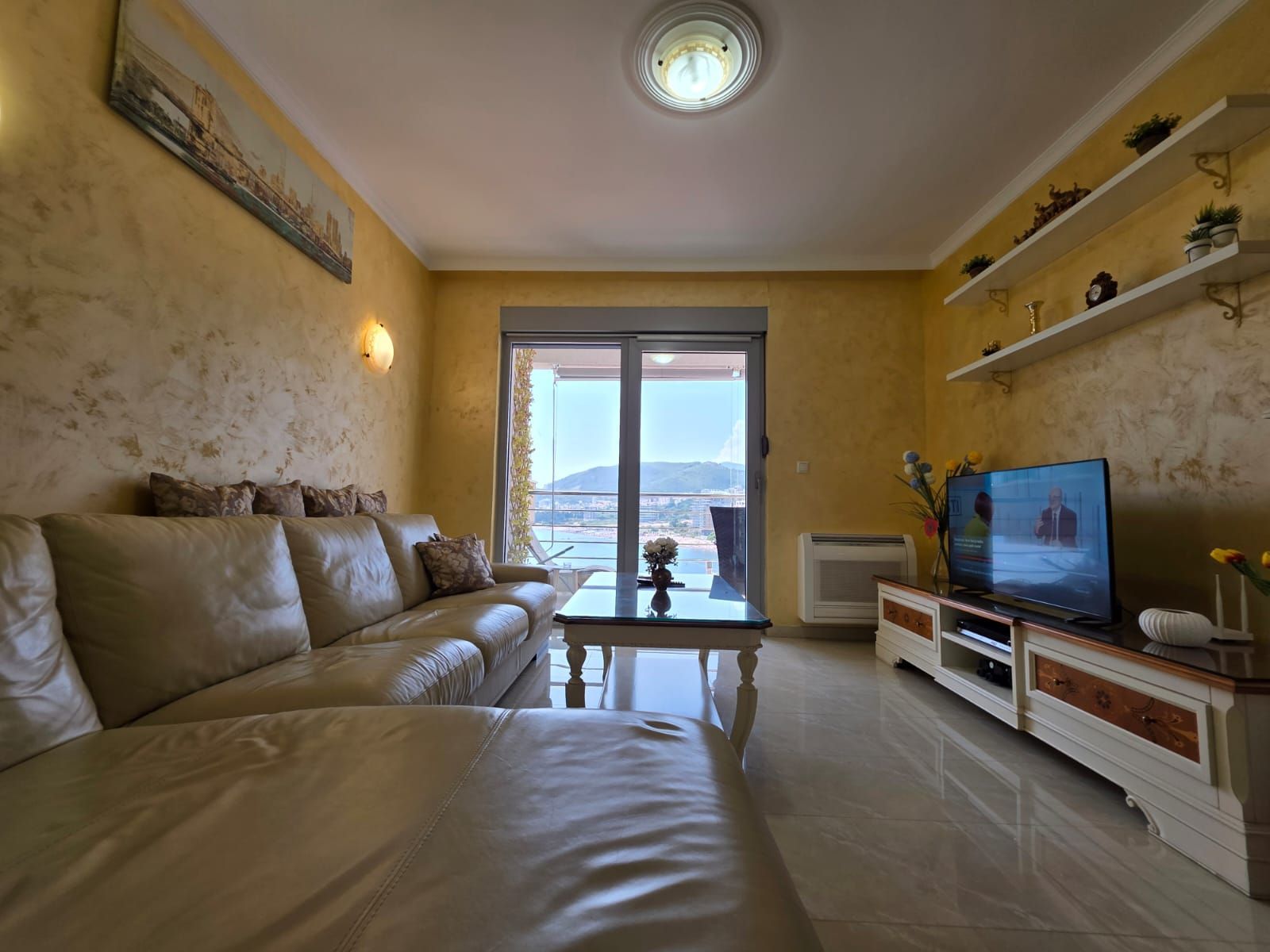 amforaproperty.com/Moderno opremljen dvosoban stan 84 m² na prvoj liniji mora sa panoramskim pogledom – Rafailovići, Budva