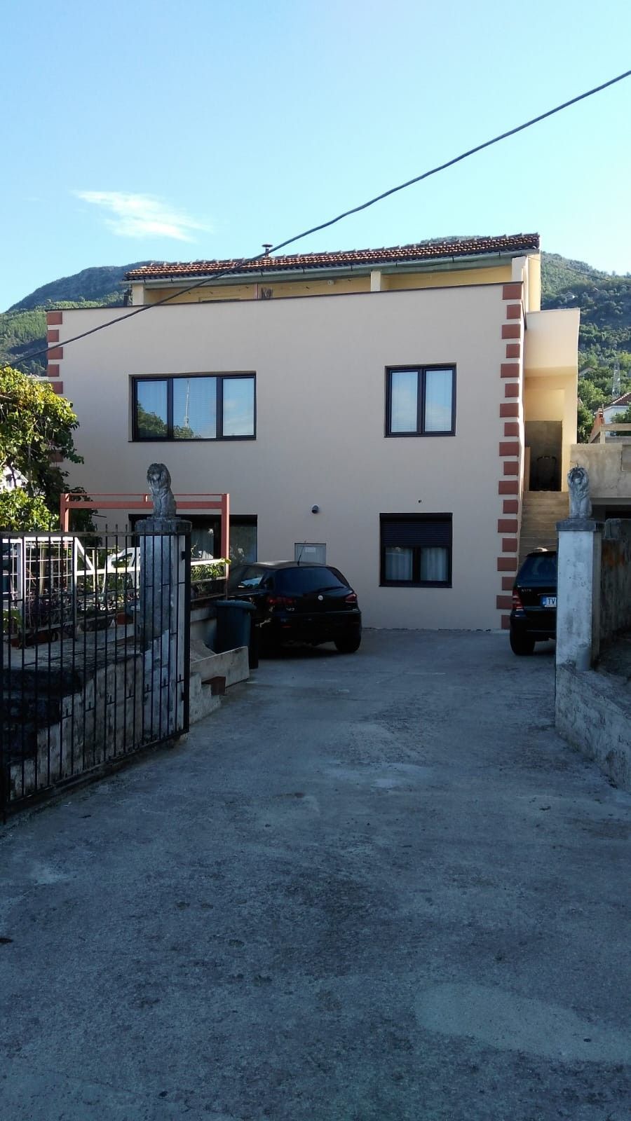 amforaproperty.com/Moderna kuća sa 4 stambene jedinice, ukupno 245 m², sa pogledom na more