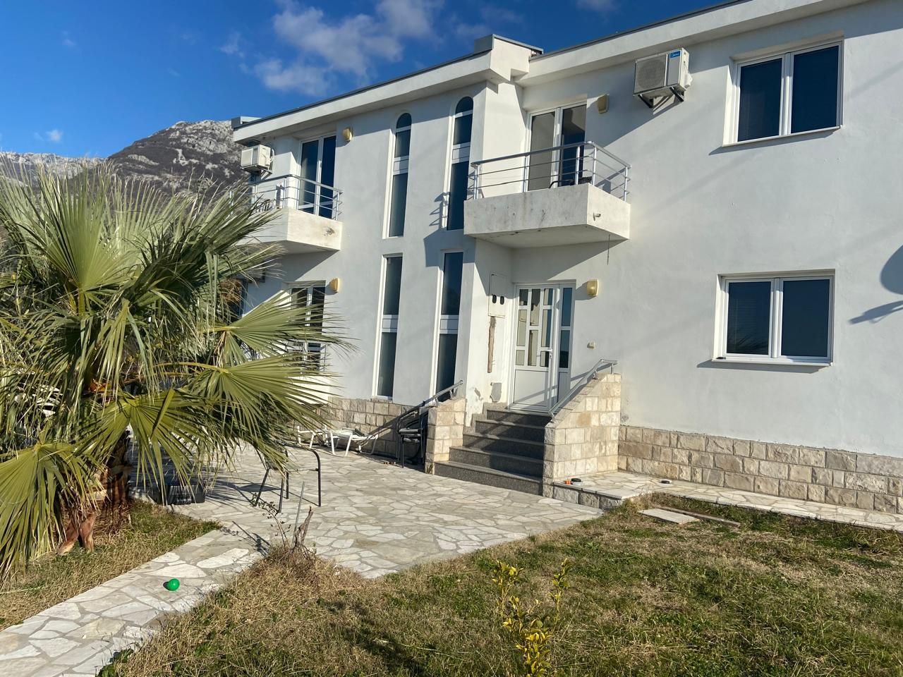 amforaproperty.com/Velika porodična kuća 200 m² sa pogledom na more i grad, plac 1.000 m² – Sutomore